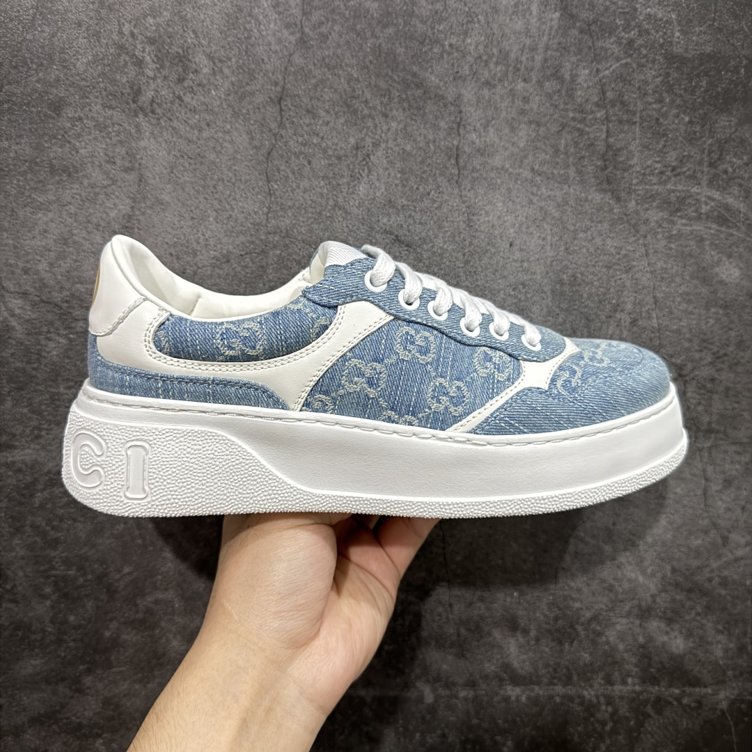 【专柜版/海淘代购版】Gucci 2025全新升级版 GG情侣款厚底饼干鞋 小白鞋运动平板鞋 原版原色,配航空礼盒包装 明星 网红 小红书等必定种草打call❤ 原版定制牛皮面料(经典老花布,穿孔,压纹工艺),原版底有大Gucci Logo,后跟还有个GG Logo, 原版定制,超柔软牛皮内里,牛皮垫脚👍 5cm*厚底,经典gucci织带 尺码:35-45-选品中心