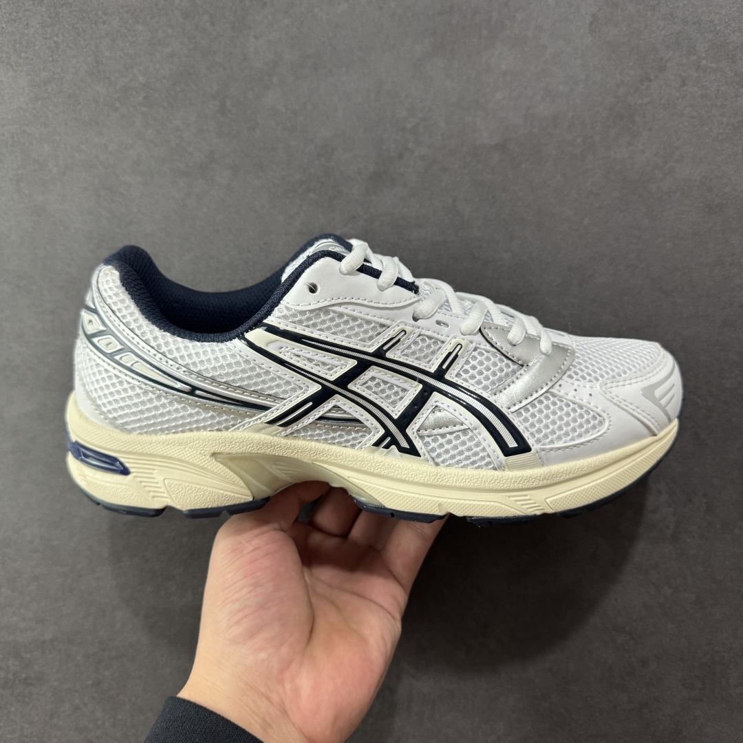 【K8版】ASICS 亚瑟士 GEL-1130 男女时尚透气 健步减震 运动潮流耐磨休闲鞋 选用网眼与皮革相接,复古而富有层次感。网布搭配银色金属感线条,虎爪 Logo 加入配色点缀,加深复古时尚美感Ortholite 鞋垫+搭载着 GEL 缓震胶的鞋底,同时辅以耐磨大底提供良好抓地力。复古美学入门代表作,重现2000年代后期的复古美学。 货号:1202A164-110 尺码:36-45半-选品中心