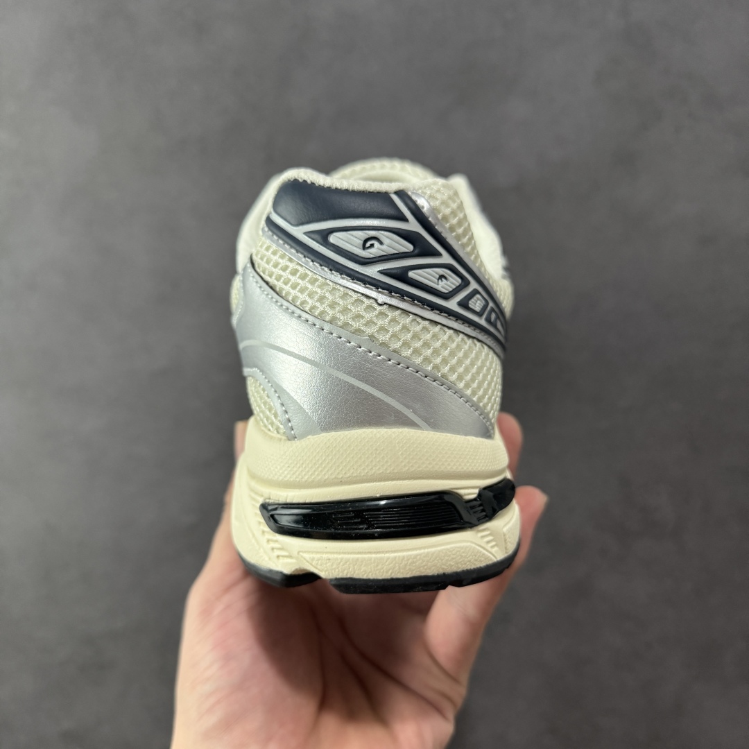 图片[4]-【K8版】ASICS 亚瑟士 GEL-1130 男女时尚透气 健步减震 运动潮流耐磨休闲鞋 选用网眼与皮革相接，复古而富有层次感。网布搭配银色金属感线条，虎爪 Logo 加入配色点缀，加深复古时尚美感Ortholite 鞋垫+搭载着 GEL 缓震胶的鞋底，同时辅以耐磨大底提供良好抓地力。复古美学入门代表作，重现2000年代后期的复古美学。 货号：1201A956-100 尺码：36-45半-选品中心