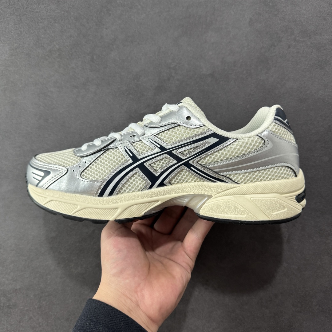 图片[2]-【K8版】ASICS 亚瑟士 GEL-1130 男女时尚透气 健步减震 运动潮流耐磨休闲鞋 选用网眼与皮革相接，复古而富有层次感。网布搭配银色金属感线条，虎爪 Logo 加入配色点缀，加深复古时尚美感Ortholite 鞋垫+搭载着 GEL 缓震胶的鞋底，同时辅以耐磨大底提供良好抓地力。复古美学入门代表作，重现2000年代后期的复古美学。 货号：1201A956-100 尺码：36-45半-选品中心