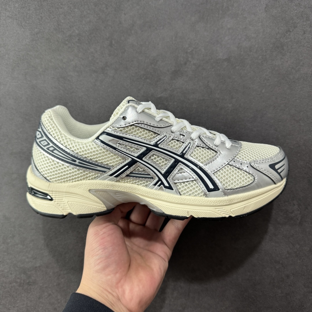 【K8版】ASICS 亚瑟士 GEL-1130 男女时尚透气 健步减震 运动潮流耐磨休闲鞋 选用网眼与皮革相接，复古而富有层次感。网布搭配银色金属感线条，虎爪 Logo 加入配色点缀，加深复古时尚美感Ortholite 鞋垫+搭载着 GEL 缓震胶的鞋底，同时辅以耐磨大底提供良好抓地力。复古美学入门代表作，重现2000年代后期的复古美学。 货号：1201A956-100 尺码：36-45半-选品中心