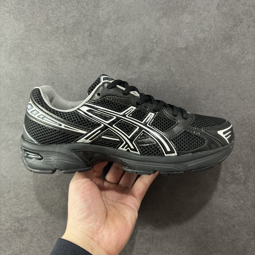 【K8版】ASICS 亚瑟士 GEL-1130 男女时尚透气 健步减震 运动潮流耐磨休闲鞋 选用网眼与皮革相接，复古而富有层次感。网布搭配银色金属感线条，虎爪 Logo 加入配色点缀，加深复古时尚美感Ortholite 鞋垫+搭载着 GEL 缓震胶的鞋底，同时辅以耐磨大底提供良好抓地力。复古美学入门代表作，重现2000年代后期的复古美学。 货号：1201A906-001 尺码：36-45半-选品中心