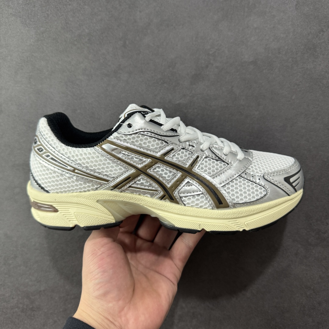 【K8版】ASICS 亚瑟士 GEL-1130 男女时尚透气 健步减震 运动潮流耐磨休闲鞋 选用网眼与皮革相接,复古而富有层次感。网布搭配银色金属感线条,虎爪 Logo 加入配色点缀,加深复古时尚美感Ortholite 鞋垫+搭载着 GEL 缓震胶的鞋底,同时辅以耐磨大底提供良好抓地力。复古美学入门代表作,重现2000年代后期的复古美学。 货号:1201A256-113 尺码:36-45半-选品中心