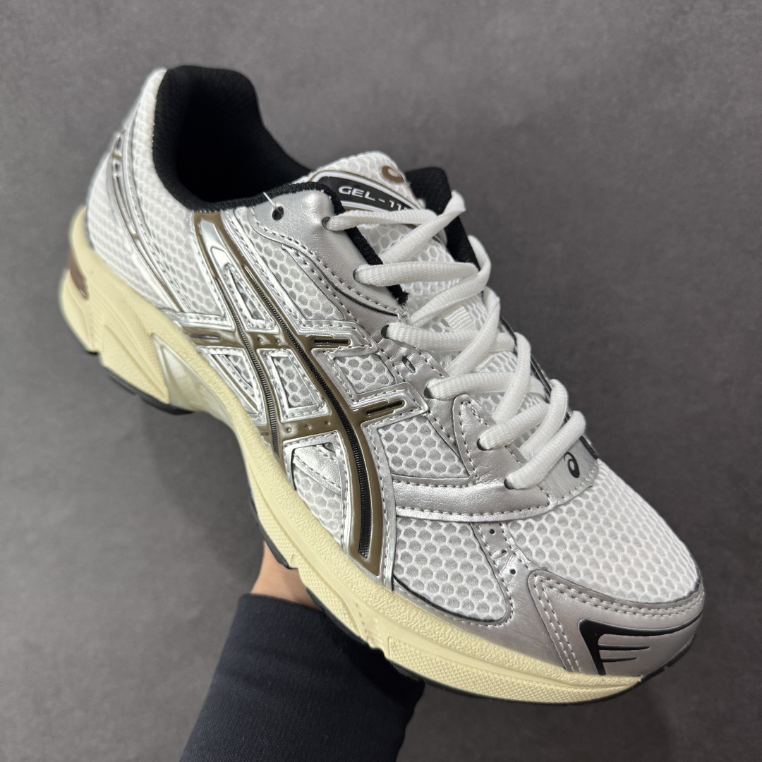 图片[3]-【K8版】ASICS 亚瑟士 GEL-1130 男女时尚透气 健步减震 运动潮流耐磨休闲鞋 选用网眼与皮革相接，复古而富有层次感。网布搭配银色金属感线条，虎爪 Logo 加入配色点缀，加深复古时尚美感Ortholite 鞋垫+搭载着 GEL 缓震胶的鞋底，同时辅以耐磨大底提供良好抓地力。复古美学入门代表作，重现2000年代后期的复古美学。 货号：1201A256-113 尺码：36-45半-选品中心