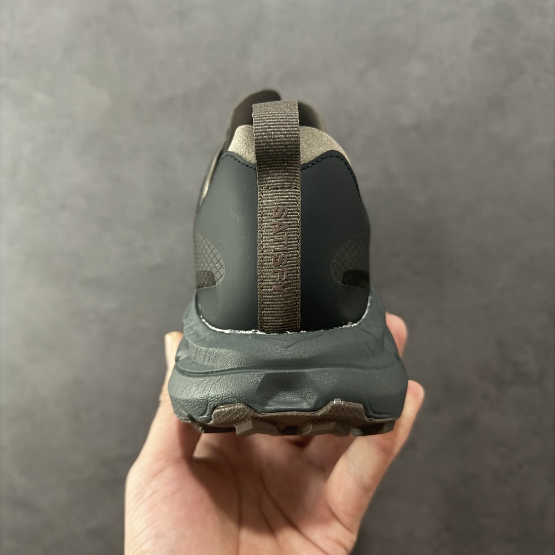 图片[4]-【公司级】Satisfy xHOKA ONE ONE Mafate Speed 4 玛法特4系列低帮厚底轻量户外越野运动慢跑鞋 采用半透明轻量化纱网热熔面料材质 搭载轻量化材料超轻量泡棉中底 外置V版橡胶防滑黄金大底 此球鞋继承了HOKA的经典越野鞋型MAFATE SPEED4的设计 更在此基础上进行了创新和提升 使得它既适合户外越野跑，又充满了时尚潮流的元素。它的半透明鞋面设计 不仅让鞋身看起来更加轻便 而且提供了良好的透气性 而保护性的防撕裂尼龙面料，则确保了在复杂地形中的耐用性。 双层ProFly™中底的 用，是这款鞋的另一个亮点。 VIBRAM MEGAGRIP®及 LITEBASE®大底的搭载，更是让这款鞋在保持高抓地力的 减轻了鞋底的重量 货号： 1157050/COFF 尺码： 36 36.5 37.5 38 38.5 39 40 40.5 41.5 42 42.5 43 44 44.5 45-选品中心