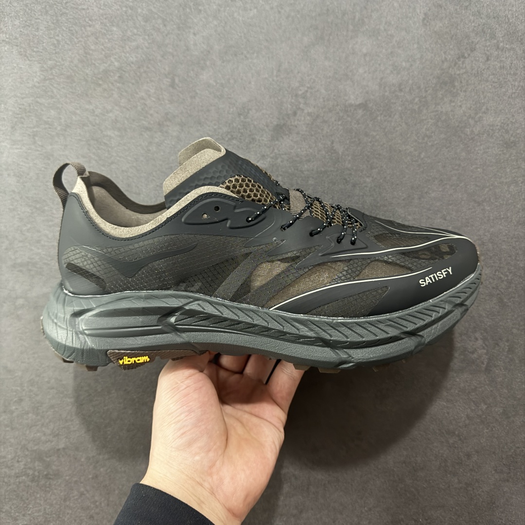 【公司级】Satisfy xHOKA ONE ONE Mafate Speed 4 玛法特4系列低帮厚底轻量户外越野运动慢跑鞋 采用半透明轻量化纱网热熔面料材质 搭载轻量化材料超轻量泡棉中底 外置V版橡胶防滑黄金大底 此球鞋继承了HOKA的经典越野鞋型MAFATE SPEED4的设计 更在此基础上进行了创新和提升 使得它既适合户外越野跑,又充满了时尚潮流的元素。它的半透明鞋面设计 不仅让鞋身看起来更加轻便 而且提供了良好的透气性 而保护性的防撕裂尼龙面料,则确保了在复杂地形中的耐用性。 双层ProFly™中底的 用,是这款鞋的另一个亮点。 VIBRAM MEGAGRIP®及 LITEBASE®大底的搭载,更是让这款鞋在保持高抓地力的 减轻了鞋底的重量 货号: 1157050/COFF 尺码: 36 36.5 37.5 38 38.5 39 40 40.5 41.5 42 42.5 43 44 44.5 45-选品中心