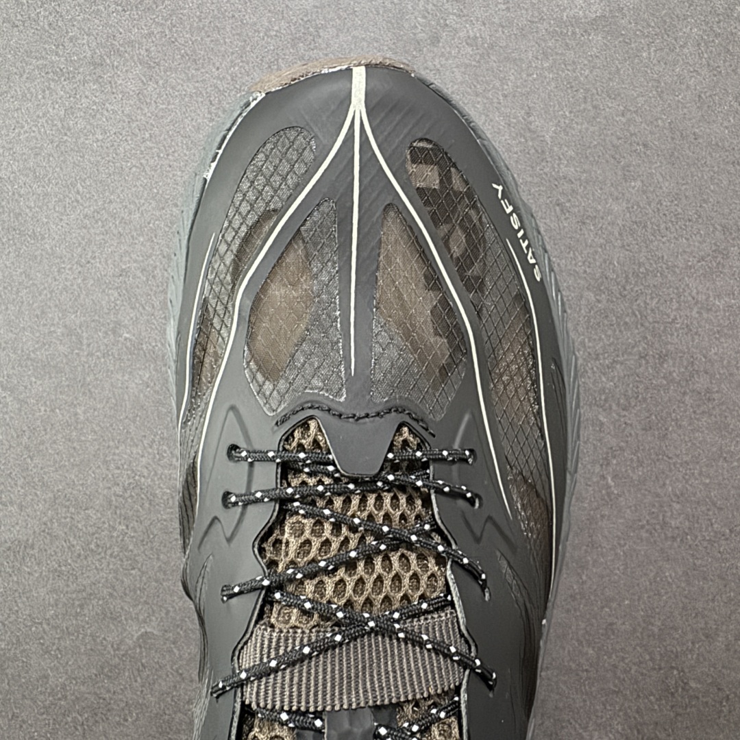 图片[8]-【公司级】Satisfy xHOKA ONE ONE Mafate Speed 4 玛法特4系列低帮厚底轻量户外越野运动慢跑鞋 采用半透明轻量化纱网热熔面料材质 搭载轻量化材料超轻量泡棉中底 外置V版橡胶防滑黄金大底 此球鞋继承了HOKA的经典越野鞋型MAFATE SPEED4的设计 更在此基础上进行了创新和提升 使得它既适合户外越野跑，又充满了时尚潮流的元素。它的半透明鞋面设计 不仅让鞋身看起来更加轻便 而且提供了良好的透气性 而保护性的防撕裂尼龙面料，则确保了在复杂地形中的耐用性。 双层ProFly™中底的 用，是这款鞋的另一个亮点。 VIBRAM MEGAGRIP®及 LITEBASE®大底的搭载，更是让这款鞋在保持高抓地力的 减轻了鞋底的重量 货号： 1157050/COFF 尺码： 36 36.5 37.5 38 38.5 39 40 40.5 41.5 42 42.5 43 44 44.5 45-选品中心