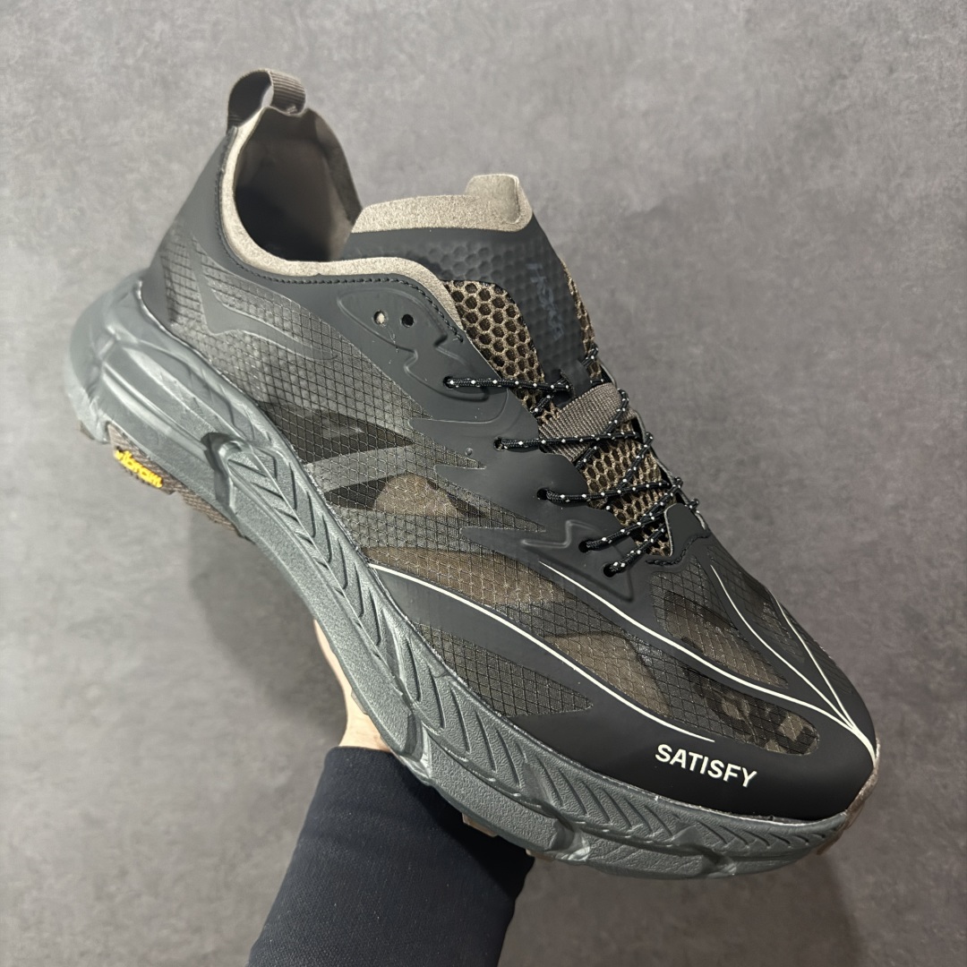 图片[3]-【公司级】Satisfy xHOKA ONE ONE Mafate Speed 4 玛法特4系列低帮厚底轻量户外越野运动慢跑鞋 采用半透明轻量化纱网热熔面料材质 搭载轻量化材料超轻量泡棉中底 外置V版橡胶防滑黄金大底 此球鞋继承了HOKA的经典越野鞋型MAFATE SPEED4的设计 更在此基础上进行了创新和提升 使得它既适合户外越野跑，又充满了时尚潮流的元素。它的半透明鞋面设计 不仅让鞋身看起来更加轻便 而且提供了良好的透气性 而保护性的防撕裂尼龙面料，则确保了在复杂地形中的耐用性。 双层ProFly™中底的 用，是这款鞋的另一个亮点。 VIBRAM MEGAGRIP®及 LITEBASE®大底的搭载，更是让这款鞋在保持高抓地力的 减轻了鞋底的重量 货号： 1157050/COFF 尺码： 36 36.5 37.5 38 38.5 39 40 40.5 41.5 42 42.5 43 44 44.5 45-选品中心