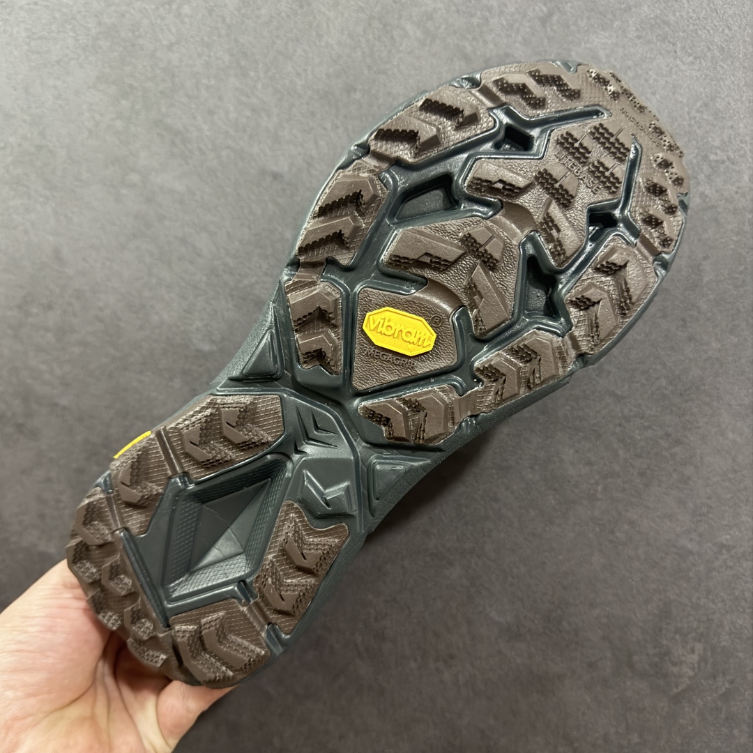 图片[9]-【公司级】Satisfy xHOKA ONE ONE Mafate Speed 4 玛法特4系列低帮厚底轻量户外越野运动慢跑鞋 采用半透明轻量化纱网热熔面料材质 搭载轻量化材料超轻量泡棉中底 外置V版橡胶防滑黄金大底 此球鞋继承了HOKA的经典越野鞋型MAFATE SPEED4的设计 更在此基础上进行了创新和提升 使得它既适合户外越野跑，又充满了时尚潮流的元素。它的半透明鞋面设计 不仅让鞋身看起来更加轻便 而且提供了良好的透气性 而保护性的防撕裂尼龙面料，则确保了在复杂地形中的耐用性。 双层ProFly™中底的 用，是这款鞋的另一个亮点。 VIBRAM MEGAGRIP®及 LITEBASE®大底的搭载，更是让这款鞋在保持高抓地力的 减轻了鞋底的重量 货号： 1157050/COFF 尺码： 36 36.5 37.5 38 38.5 39 40 40.5 41.5 42 42.5 43 44 44.5 45-选品中心