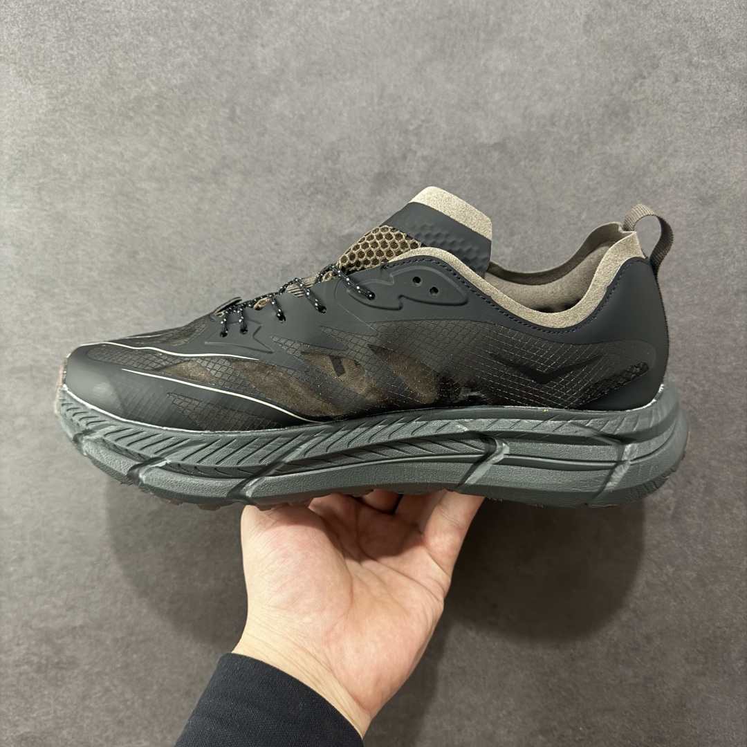 图片[2]-【公司级】Satisfy xHOKA ONE ONE Mafate Speed 4 玛法特4系列低帮厚底轻量户外越野运动慢跑鞋 采用半透明轻量化纱网热熔面料材质 搭载轻量化材料超轻量泡棉中底 外置V版橡胶防滑黄金大底 此球鞋继承了HOKA的经典越野鞋型MAFATE SPEED4的设计 更在此基础上进行了创新和提升 使得它既适合户外越野跑，又充满了时尚潮流的元素。它的半透明鞋面设计 不仅让鞋身看起来更加轻便 而且提供了良好的透气性 而保护性的防撕裂尼龙面料，则确保了在复杂地形中的耐用性。 双层ProFly™中底的 用，是这款鞋的另一个亮点。 VIBRAM MEGAGRIP®及 LITEBASE®大底的搭载，更是让这款鞋在保持高抓地力的 减轻了鞋底的重量 货号： 1157050/COFF 尺码： 36 36.5 37.5 38 38.5 39 40 40.5 41.5 42 42.5 43 44 44.5 45-选品中心