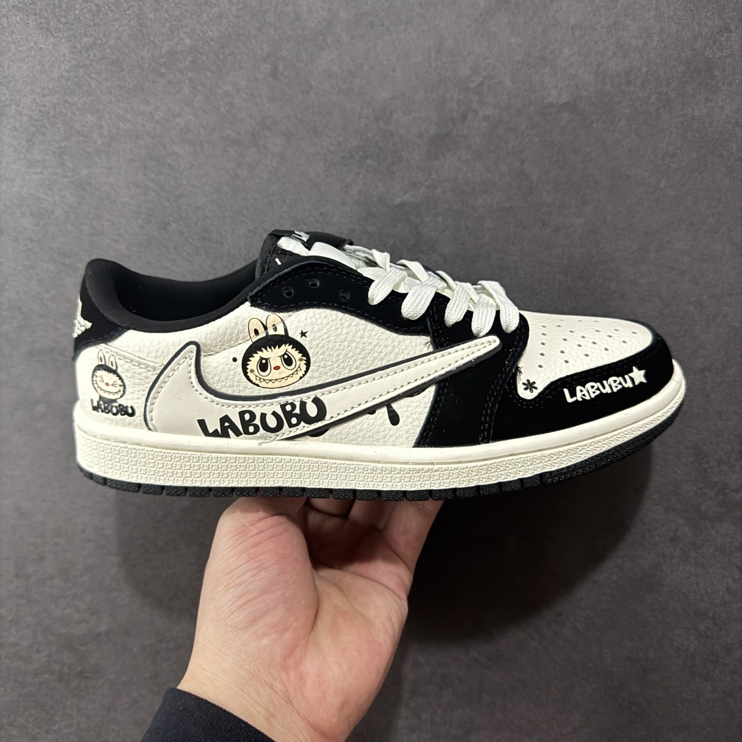 【定制版】Travis Scott x Nike Air Jordan 1 Low x 拉布布涂鸦 Air Jordan 1 Low 反转黑白拉布布倒钩 纯原版本 全鞋采用原装头层皮,用料扎实 精雕细琢 鞋型极致还原 飞翼3D打印改良 深度立体 四线中底拉帮皮料选材 钢印 背胶一应俱全 全新批次 原装原模大底全鞋原厂定制皮料,手感细腻正确折边工艺 完美细节诠释 货号:XB1979 017 尺码:36 36.5 37.5 38 38.5 39 40 40.5 41 42 42.5 43 44 44.5 45-选品中心