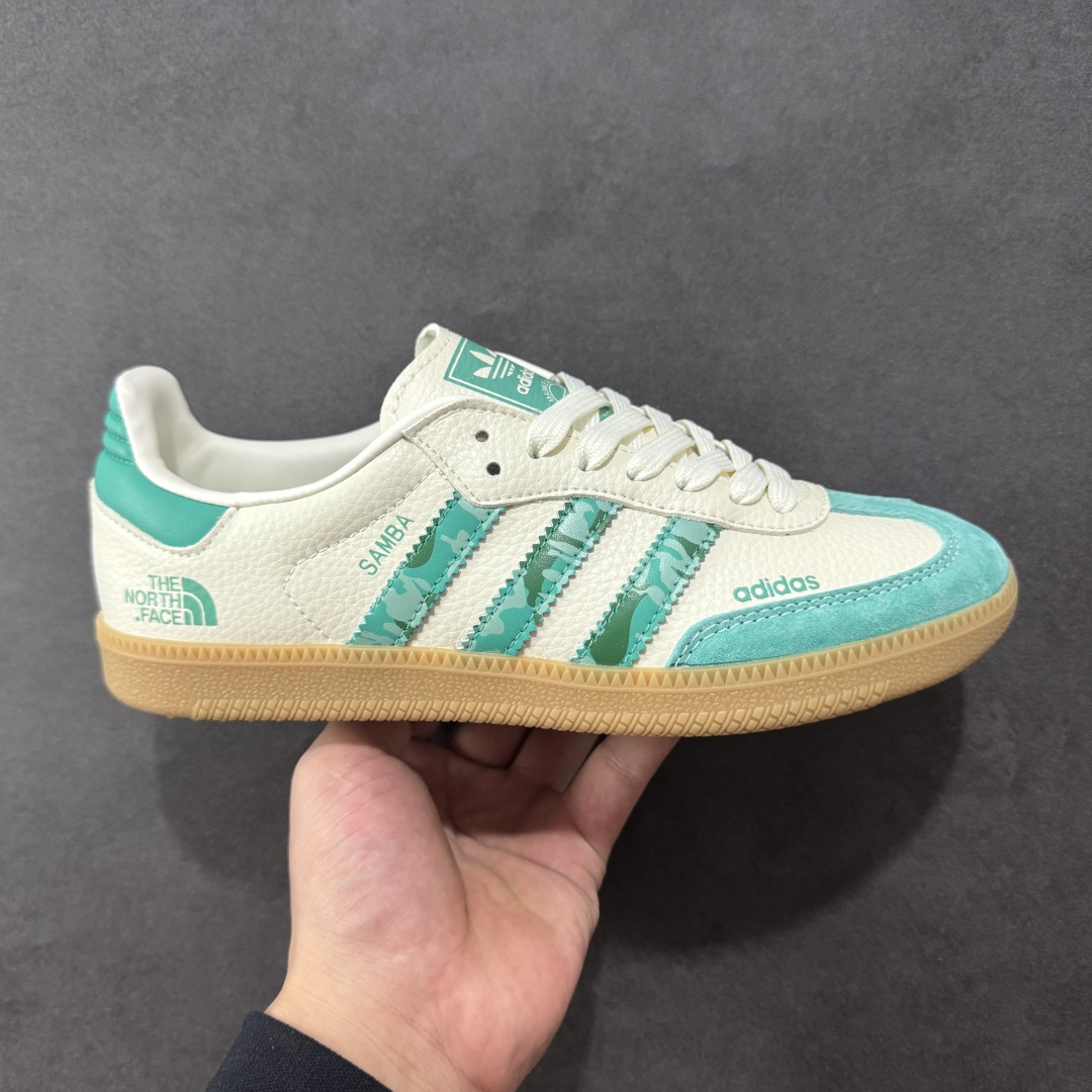 【定制版】adidas originals Samba OG x The North Face 绿白 桑巴舞系列复古经典轻便板鞋 此款以简约大方的造型设计 给人以随性休闲的时尚格调 穿着舒适轻便,运动灵活自如 满足日常个性穿搭 货号:XR0012 尺码:36 36.5 37 38 38.5 39 40 40.5 41 42 42.5 43 44 44.5 45-选品中心