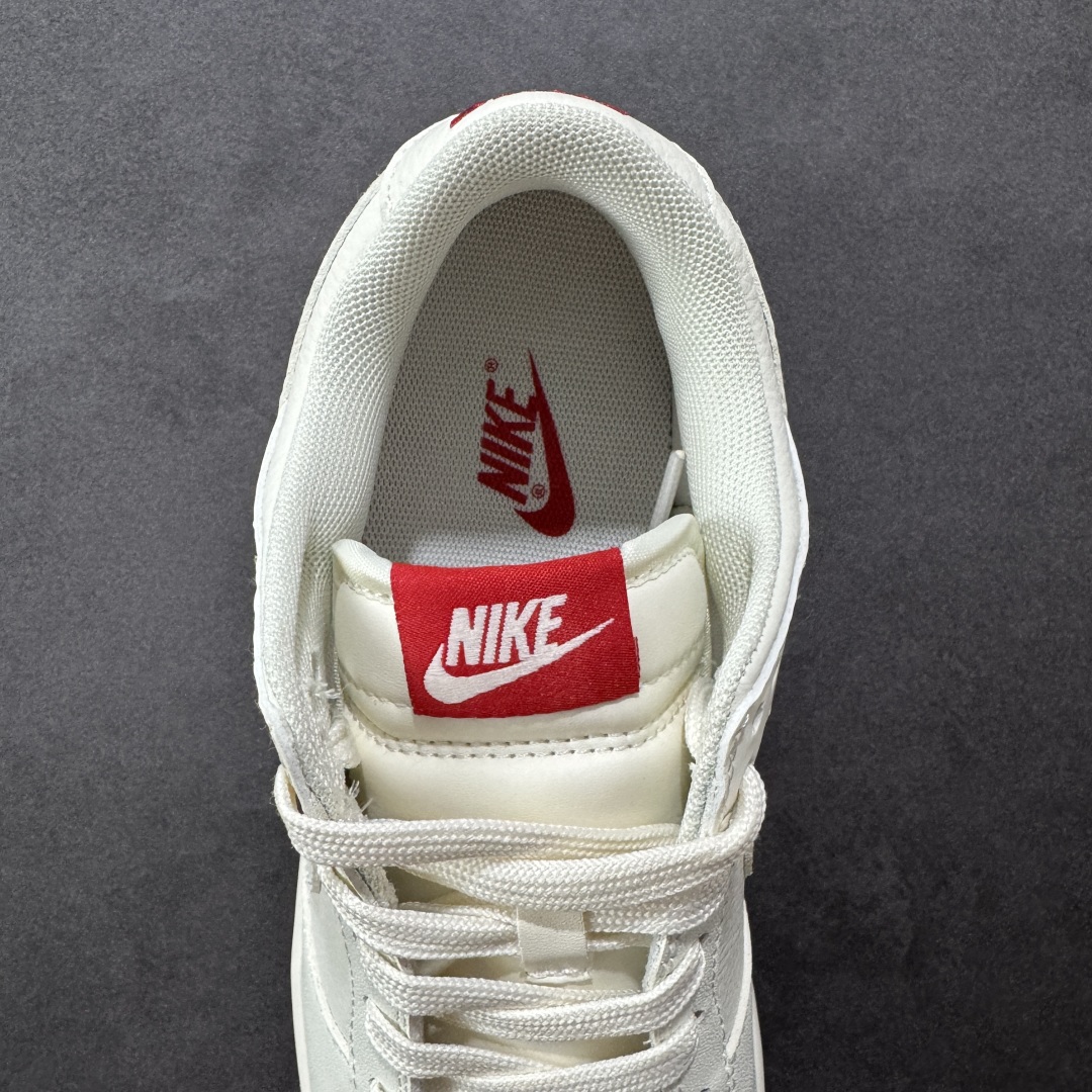 图片[7]-【定制版】Nike SB Dunk Low x Just Do It 米白红小勾 原装头层材料 独家版型蒸餾加工 帶來的是更好的视觉和脚感体验 大厂纯原品质出货 清洁度 电绣工艺 皮料切割干净无任何毛边 细节完美 货号：CS1688 113 尺码：36 36.5 37.5 38 38.5 39 40 40.5 41 42 42.5 43 44 44.5 45 编码：HXSB330340-选品中心