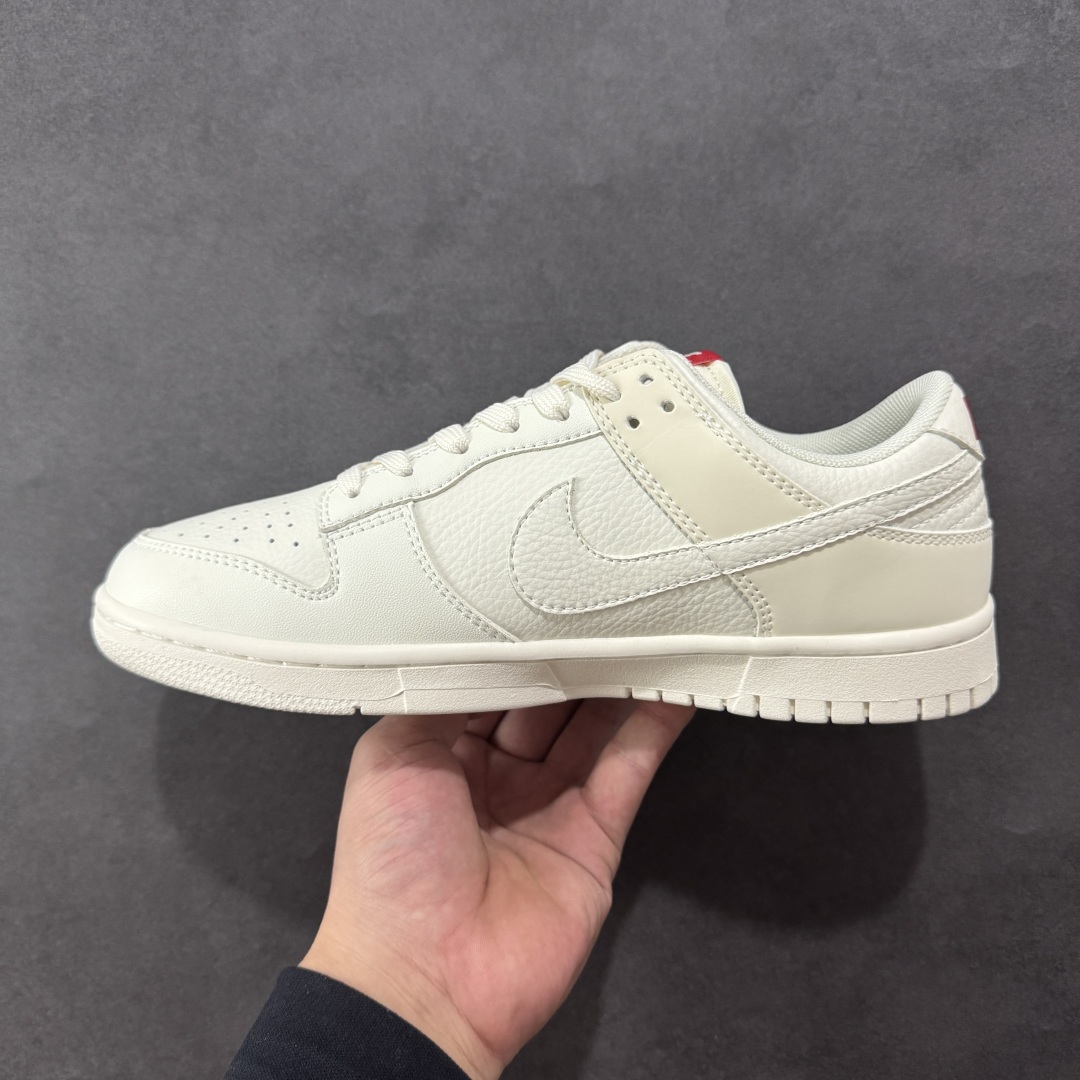 图片[2]-【定制版】Nike SB Dunk Low x Just Do It 米白红小勾 原装头层材料 独家版型蒸餾加工 帶來的是更好的视觉和脚感体验 大厂纯原品质出货 清洁度 电绣工艺 皮料切割干净无任何毛边 细节完美 货号：CS1688 113 尺码：36 36.5 37.5 38 38.5 39 40 40.5 41 42 42.5 43 44 44.5 45 编码：HXSB330340-选品中心