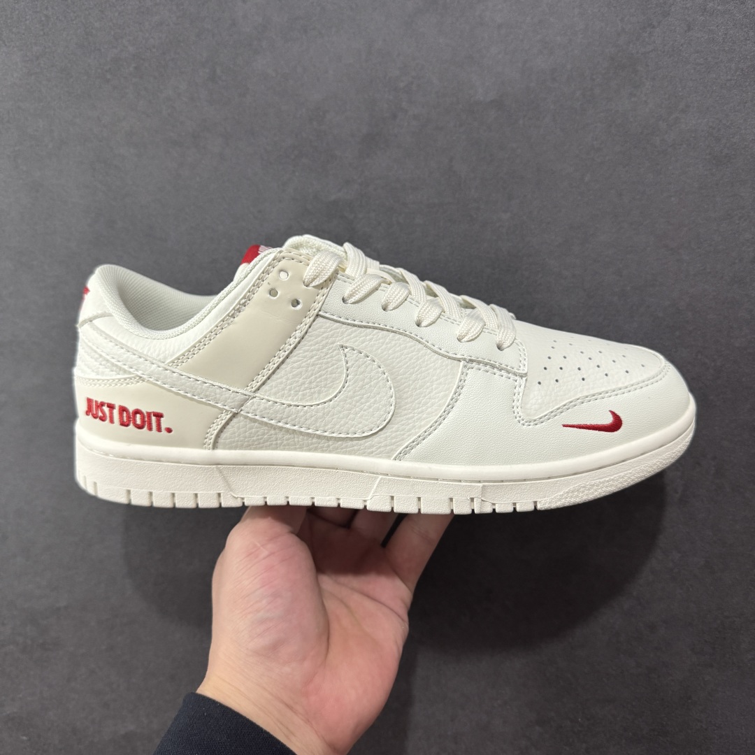 【定制版】Nike SB Dunk Low x Just Do It 米白红小勾 原装头层材料 独家版型蒸餾加工 帶來的是更好的视觉和脚感体验 大厂纯原品质出货 清洁度 电绣工艺 皮料切割干净无任何毛边 细节完美 货号:CS1688 113 尺码:36 36.5 37.5 38 38.5 39 40 40.5 41 42 42.5 43 44 44.5 45 编码:HXSB330340-选品中心