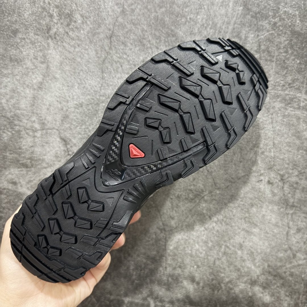 图片[9]-【纯原W1版】SALOMON XA Pro 3D 灰黑色 475875 萨洛蒙潮流越野机能户外功能鞋 纯原外贸平台特供订单 耗时半年巨作 全套原纸板楦头开发 原厂特供网布配套加持 确保原汁原味 完美呈现版型 原档数据独家私模五层组合大底 男女鞋同步官方开发 原装Ortholite轻量化鞋垫 中底布带钢印编号 原厂TPU锁扣 进口港宝加持 后跟自然饱满 还原公司包裹性 鞋面采用SENSIFT贴合技术 全方位贴合包裹脚型 鞋跟部鞋底牵引设计 提供强大的抓地性能 更适应野外崎岖不平的道路 其3D ADVANCED CHASSIS底盘 材料轻量大化 钉齿设计更具稳定性 防护性 鞋底易磨损区运用CONTAGRIP高耐磨材料 应对城市硬质路面长距离跑考验 尺码：36 36.5 37.5 38 38.5 39 40 40.5 41 42 42.5 43 44 44.5 45-选品中心