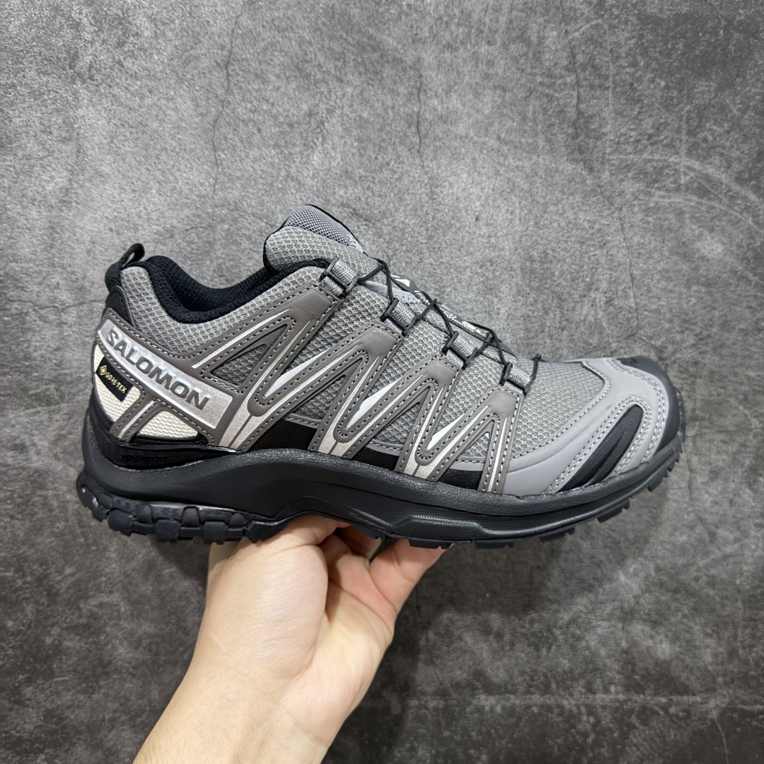 【纯原W1版】SALOMON XA Pro 3D 灰黑色 475875 萨洛蒙潮流越野机能户外功能鞋 纯原外贸平台特供订单 耗时半年巨作 全套原纸板楦头开发 原厂特供网布配套加持 确保原汁原味 完美呈现版型 原档数据独家私模五层组合大底 男女鞋同步官方开发 原装Ortholite轻量化鞋垫 中底布带钢印编号 原厂TPU锁扣 进口港宝加持 后跟自然饱满 还原公司包裹性 鞋面采用SENSIFT贴合技术 全方位贴合包裹脚型 鞋跟部鞋底牵引设计 提供强大的抓地性能 更适应野外崎岖不平的道路 其3D ADVANCED CHASSIS底盘 材料轻量大化 钉齿设计更具稳定性 防护性 鞋底易磨损区运用CONTAGRIP高耐磨材料 应对城市硬质路面长距离跑考验 尺码:36 36.5 37.5 38 38.5 39 40 40.5 41 42 42.5 43 44 44.5 45-选品中心