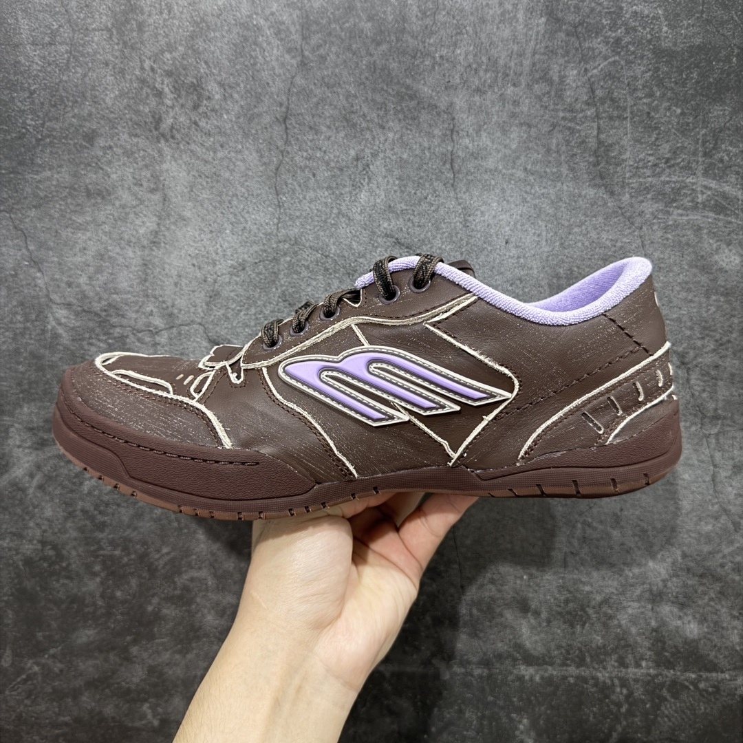 图片[2]-【XA纯原版】Balenciaga Hamptons Worn-Out 巴黎世家十八18代 涤纶（聚酯纤维）牛皮革 圆头系带 低帮 生活休闲鞋板鞋 全套原纸板楦头开发 最原汁原味的灵魂版型 全鞋荧光划线卡点 胶水把控整洁度追求极致完美 每一双都是工艺品 多重QC质检 超越公司货的品控标准 实实在在的免检产品 原盒原配 正确字体电绣 粗细、位置、大小正确 侧边TPU 透气孔匹配意产原版 正确分离大底 TPU软底 原版一致大底LOGO 立体感十足 原厂皮料水洗做旧 采购原厂网纱 偏大一码 尺码：35 36 37 38 39 40 41 42 43 44 45 46-选品中心