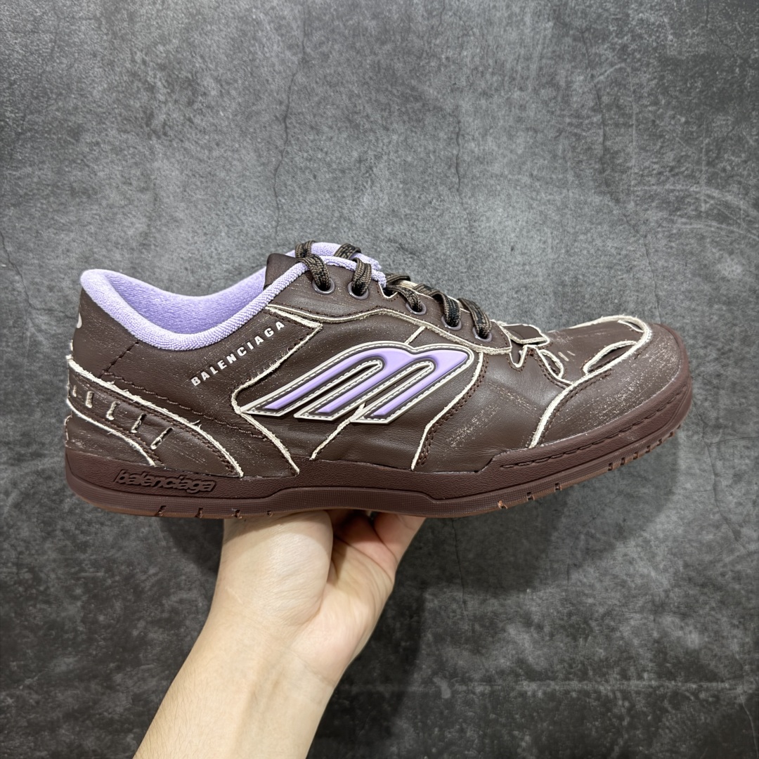【XA纯原版】Balenciaga Hamptons Worn-Out 巴黎世家十八18代 涤纶(聚酯纤维)牛皮革 圆头系带 低帮 生活休闲鞋板鞋 全套原纸板楦头开发 最原汁原味的灵魂版型 全鞋荧光划线卡点 胶水把控整洁度追求极致完美 每一双都是工艺品 多重QC质检 超越公司货的品控标准 实实在在的免检产品 原盒原配 正确字体电绣 粗细、位置、大小正确 侧边TPU 透气孔匹配意产原版 正确分离大底 TPU软底 原版一致大底LOGO 立体感十足 原厂皮料水洗做旧 采购原厂网纱 偏大一码 尺码:35 36 37 38 39 40 41 42 43 44 45 46-选品中心