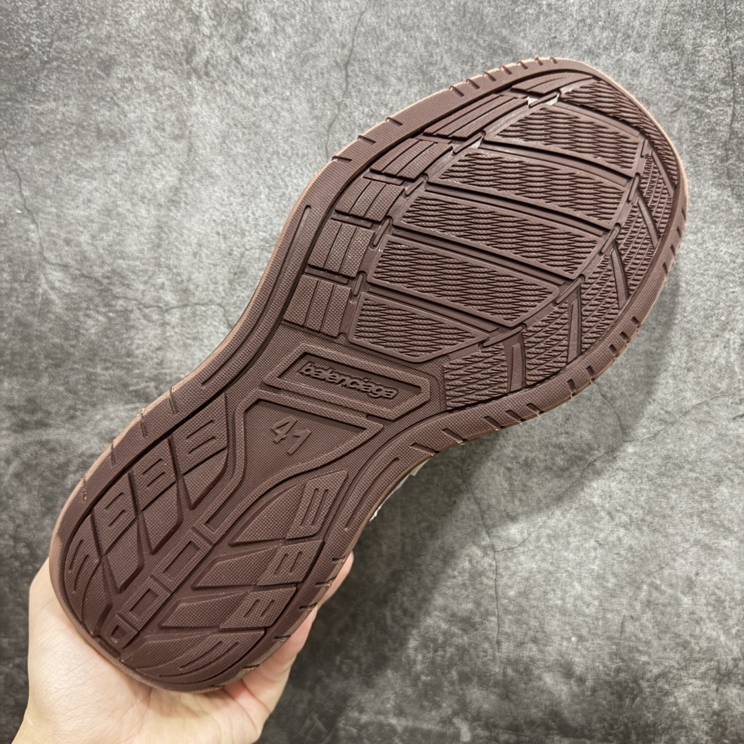 图片[9]-【XA纯原版】Balenciaga Hamptons Worn-Out 巴黎世家十八18代 涤纶（聚酯纤维）牛皮革 圆头系带 低帮 生活休闲鞋板鞋 全套原纸板楦头开发 最原汁原味的灵魂版型 全鞋荧光划线卡点 胶水把控整洁度追求极致完美 每一双都是工艺品 多重QC质检 超越公司货的品控标准 实实在在的免检产品 原盒原配 正确字体电绣 粗细、位置、大小正确 侧边TPU 透气孔匹配意产原版 正确分离大底 TPU软底 原版一致大底LOGO 立体感十足 原厂皮料水洗做旧 采购原厂网纱 偏大一码 尺码：35 36 37 38 39 40 41 42 43 44 45 46-选品中心