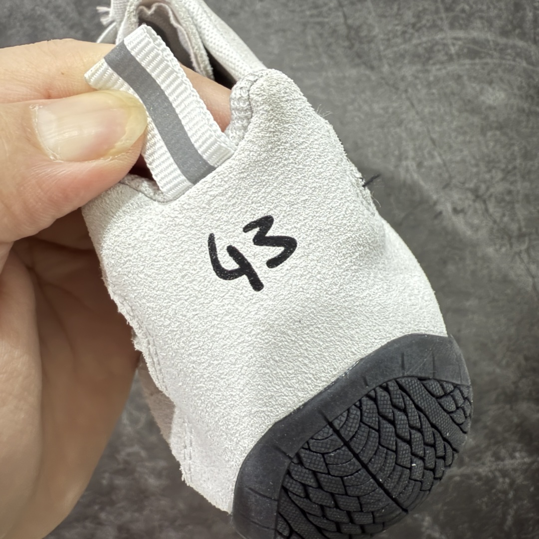 图片[2]-【首发版】巴黎世家联名款The Open Product x Puma Speedcat 极速赛车系列彪马低帮生活休闲鞋 原装档案原数据纸版楦型 采用原厂固色翻毛皮鞋面材质 二次成型\’猛帮\’成型工艺 全球知名运动品牌PUMA宝马赛车系列，融合了宝马车队的标志性配色，以趣味十足又前卫复古的设计引领潮流，将赛道精神融入街头时尚，开启前卫竞速之旅。自1978年巴伐利亚车队走上世界舞台，宝马赛车就在全球汽车制造和赛车运动领域留下了浓墨重彩的一笔。全新的两款BMW MMS Roma与BMW MMS Speedboat鞋款，均从宝马车型中汲取灵感。以黑或白为底色，融入经典配色，主打前卫复古风。Roma鞋款的鞋侧以复古的流线造型，缀以宝马经典Logo，巧妙吸睛；而Speedcat鞋款以亮眼三色条纹元素缀以舒适鞋面，赋予了独特的个性美学，演绎赛车的无尽能量 货号 406519 01 尺码 36 37 38 39 40 41 42 43 44 45 ｛官方同布 无半码｝ ⚠️-选品中心