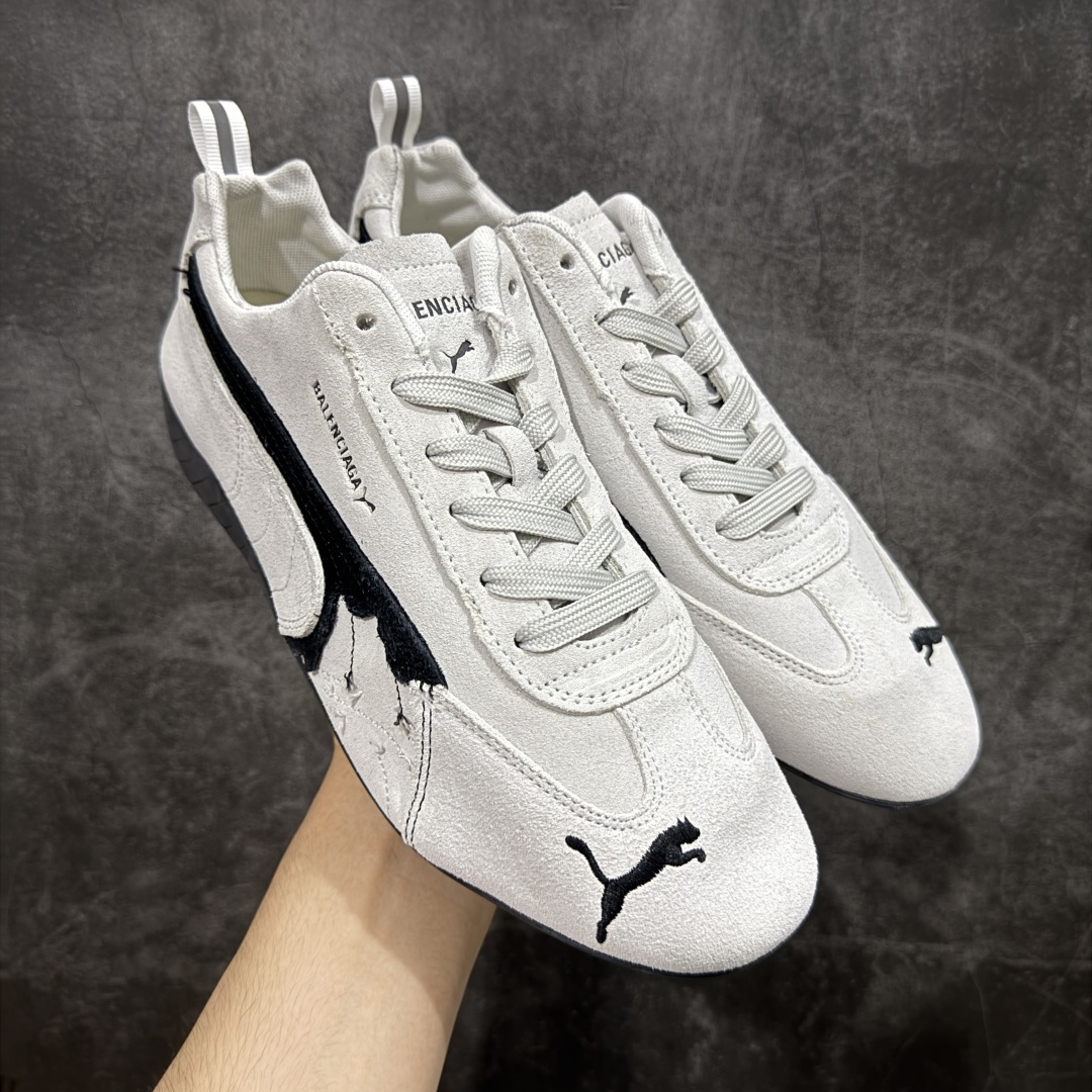 【首发版】巴黎世家联名款The Open Product x Puma Speedcat 极速赛车系列彪马低帮生活休闲鞋 原装档案原数据纸版楦型 采用原厂固色翻毛皮鞋面材质 二次成型\'猛帮\'成型工艺 全球知名运动品牌PUMA宝马赛车系列,融合了宝马车队的标志性配色,以趣味十足又前卫复古的设计引领潮流,将赛道精神融入街头时尚,开启前卫竞速之旅。自1978年巴伐利亚车队走上世界舞台,宝马赛车就在全球汽车制造和赛车运动领域留下了浓墨重彩的一笔。全新的两款BMW MMS Roma与BMW MMS Speedboat鞋款,均从宝马车型中汲取灵感。以黑或白为底色,融入经典配色,主打前卫复古风。Roma鞋款的鞋侧以复古的流线造型,缀以宝马经典Logo,巧妙吸睛;而Speedcat鞋款以亮眼三色条纹元素缀以舒适鞋面,赋予了独特的个性美学,演绎赛车的无尽能量 货号 406519 01 尺码 36 37 38 39 40 41 42 43 44 45 {官方同布 无半码} ⚠️-选品中心