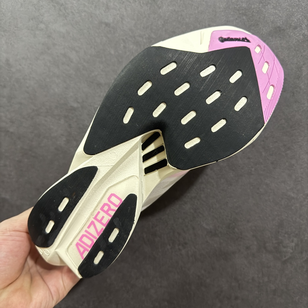 图片[9]-【公司级】AD Adizero Adios Pro 3 马拉松竞速专业跑鞋 针织网面非常轻薄 纤维间的缝隙很大 可以保证跑步时的透气、排汗效果 鞋舌直接与两侧的内衬和鞋底连接在一起 在跑步过程中不会被鞋舌的左右移动所困扰 在标准鞋带孔的基础上再拓宽一组鞋带孔 适合不同脚型的需求 突破性 EnergyRods 技术，有助于跑者实现更好的成绩 中底独特的LIGHTSTRIKE PRO泡棉材质 微弹感觉在跑步过程中给予了良好的支撑体验 对于顶级精英和高水平进阶跑者来说 ADIOS PRO是一双值得信赖的竞速比赛用鞋 货号：IG6440 尺码：36-40-选品中心