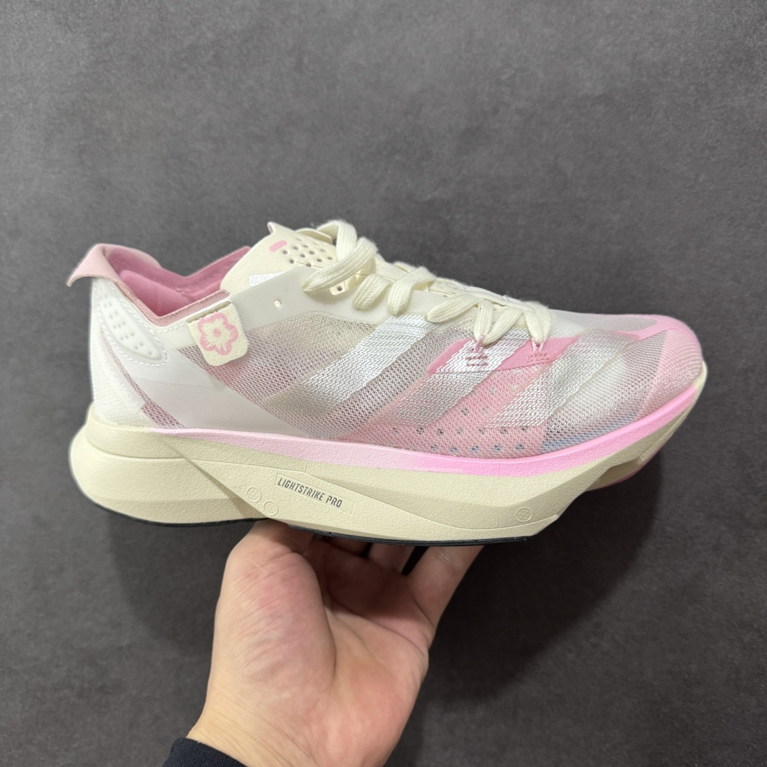 【公司级】AD Adizero Adios Pro 3 马拉松竞速专业跑鞋 针织网面非常轻薄 纤维间的缝隙很大 可以保证跑步时的透气、排汗效果 鞋舌直接与两侧的内衬和鞋底连接在一起 在跑步过程中不会被鞋舌的左右移动所困扰 在标准鞋带孔的基础上再拓宽一组鞋带孔 适合不同脚型的需求 突破性 EnergyRods 技术，有助于跑者实现更好的成绩 中底独特的LIGHTSTRIKE PRO泡棉材质 微弹感觉在跑步过程中给予了良好的支撑体验 对于顶级精英和高水平进阶跑者来说 ADIOS PRO是一双值得信赖的竞速比赛用鞋 货号：IG6440 尺码：36-40-选品中心