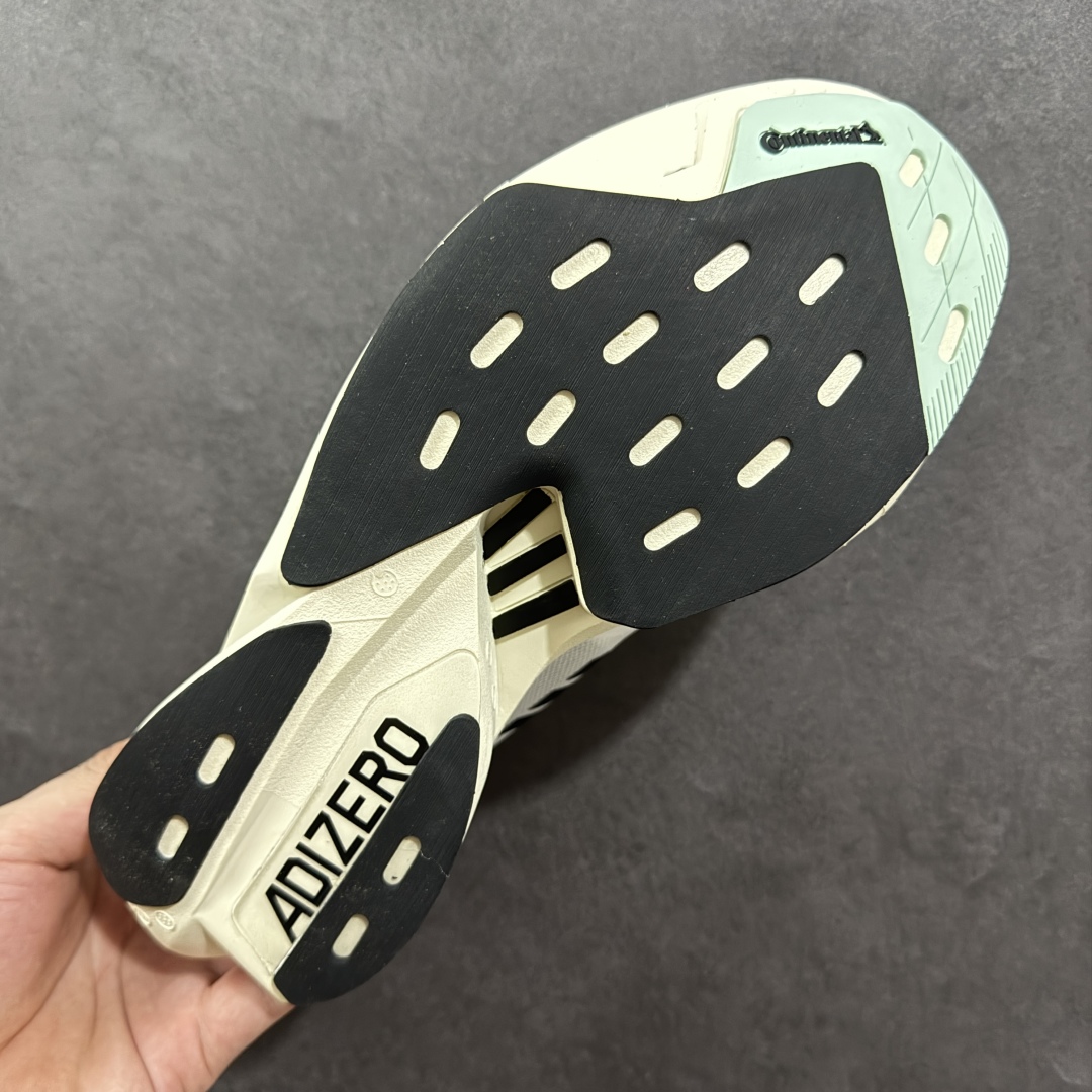 图片[9]-【公司级】AD Adizero Adios Pro 3 马拉松竞速专业跑鞋 针织网面非常轻薄 纤维间的缝隙很大 可以保证跑步时的透气、排汗效果 鞋舌直接与两侧的内衬和鞋底连接在一起 在跑步过程中不会被鞋舌的左右移动所困扰 在标准鞋带孔的基础上再拓宽一组鞋带孔 适合不同脚型的需求 突破性 EnergyRods 技术，有助于跑者实现更好的成绩 中底独特的LIGHTSTRIKE PRO泡棉材质 微弹感觉在跑步过程中给予了良好的支撑体验 对于顶级精英和高水平进阶跑者来说 ADIOS PRO是一双值得信赖的竞速比赛用鞋 货号：GV7067 尺码：36-40-选品中心