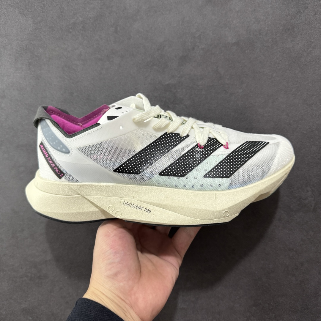 【公司级】AD Adizero Adios Pro 3 马拉松竞速专业跑鞋 针织网面非常轻薄 纤维间的缝隙很大 可以保证跑步时的透气、排汗效果 鞋舌直接与两侧的内衬和鞋底连接在一起 在跑步过程中不会被鞋舌的左右移动所困扰 在标准鞋带孔的基础上再拓宽一组鞋带孔 适合不同脚型的需求 突破性 EnergyRods 技术,有助于跑者实现更好的成绩 中底独特的LIGHTSTRIKE PRO泡棉材质 微弹感觉在跑步过程中给予了良好的支撑体验 对于顶级精英和高水平进阶跑者来说 ADIOS PRO是一双值得信赖的竞速比赛用鞋 货号:GV7067 尺码:36-40-选品中心