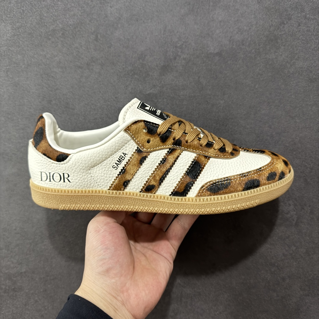 【定制版】Dior x Ad Samba Og 定制配色 迪奥联名 阿迪桑巴系列徳训风低帮百搭休闲板鞋 XR0009 定制鞋盒 大厂流水作业生产 超高清洁度 皮料切割干净无任何毛边 细节完美   尺码:36 36.5 37.5 38 38.5 39 40 40.5 41 42 42.5 43 44 44.5 45 编码:CCB270280-选品中心