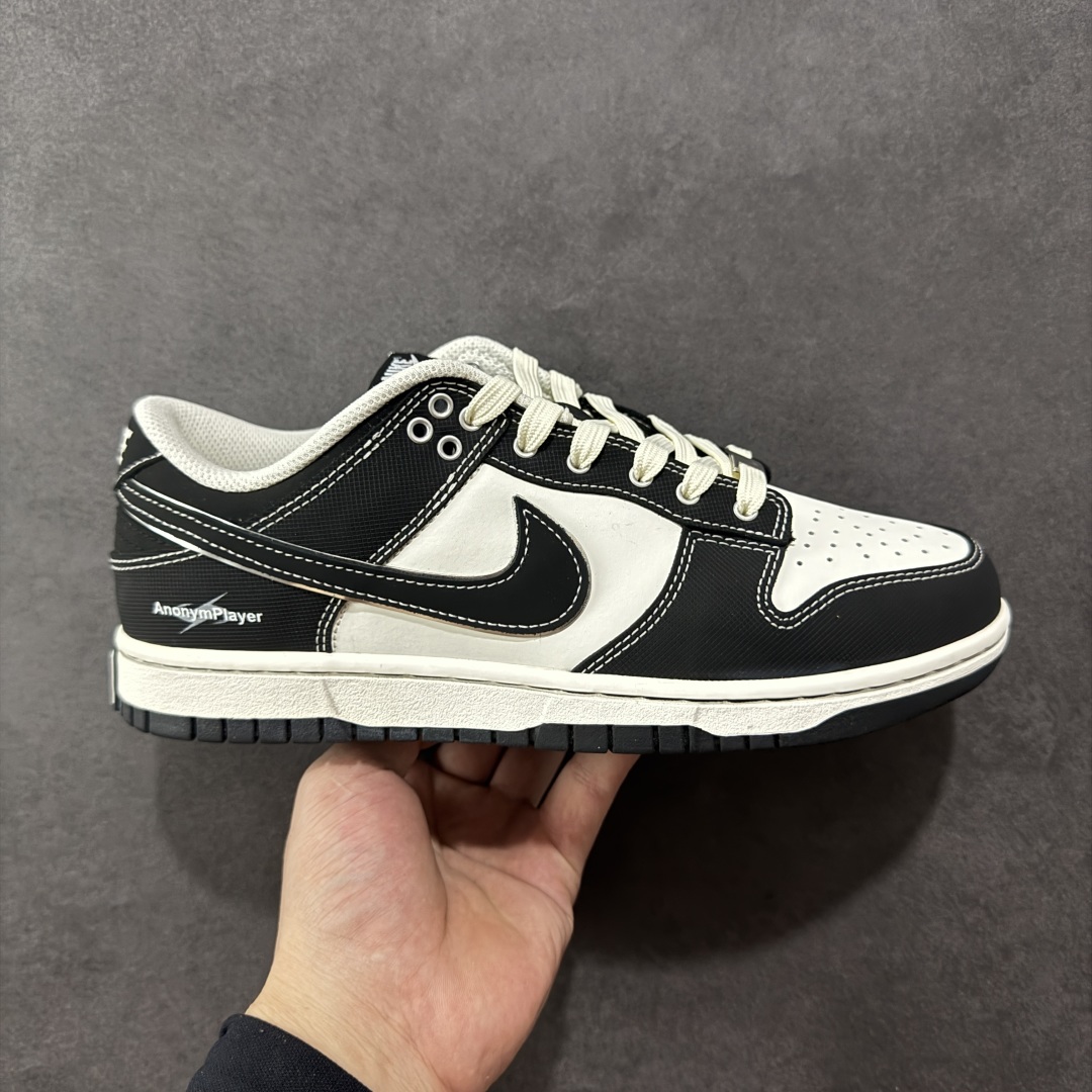 【YC纯原】NK Dunk Low 云绫墨锦 低帮休闲板鞋 BW1220-004 当东方水墨魂注入西式经典廓形,米白腰身呼应古典绢帛,泼洒流云暗纹,黑白哲学永不退潮。看似帆布的触感,实则是顶级皮革的逆向操作,成就当代「以皮作布」绝技,纯黑Swoosh如飞白一笔,足跟处匡威式黑线修饰,是跨越时空的默契。定制系列天花板 无原鞋不开发 全系列得物原鞋一比一校对开发 配色持续更新中 终端对接 优势输出 全套原厂楦头原纸板数据档案倾力打造 原汁原味莞产 极致还原 圈内最强针车工艺 高端零售指定版 广东原厂配套原盒原标 鞋盒分三个尺码段 原厂冲刀 超高清洁度 全鞋零毛边皮料切割 采用原厂百宏鞋带以及原厂百宏织唛舌标 内标可供原厂几率过验 进口原装条纹中底布 四线拉帮白色点胶 原厂拉帮手法遵循公司 原厂电绣 极致还原 尺码:36 36.5 37.5 38 38.5 39 40 40.5 41 42 42.5 43 44 44.5 45 46 编码:HXSB330340-选品中心