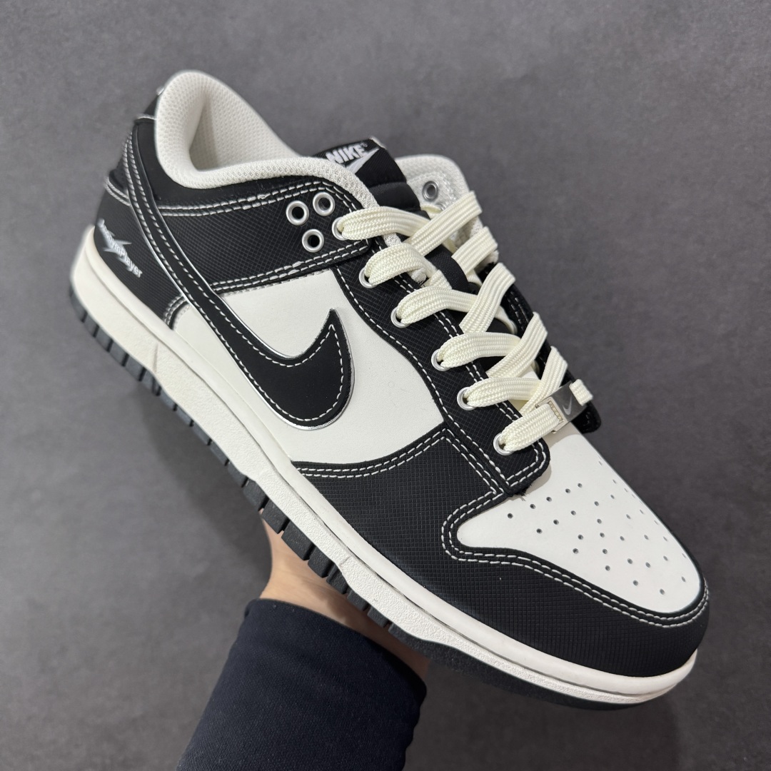 图片[3]-【YC纯原】NK Dunk Low 云绫墨锦 低帮休闲板鞋 BW1220-004 当东方水墨魂注入西式经典廓形，米白腰身呼应古典绢帛，泼洒流云暗纹，黑白哲学永不退潮。看似帆布的触感，实则是顶级皮革的逆向操作，成就当代「以皮作布」绝技，纯黑Swoosh如飞白一笔，足跟处匡威式黑线修饰，是跨越时空的默契。定制系列天花板 无原鞋不开发 全系列得物原鞋一比一校对开发 配色持续更新中 终端对接 优势输出 全套原厂楦头原纸板数据档案倾力打造 原汁原味莞产 极致还原 圈内最强针车工艺 高端零售指定版 广东原厂配套原盒原标 鞋盒分三个尺码段 原厂冲刀 超高清洁度 全鞋零毛边皮料切割 采用原厂百宏鞋带以及原厂百宏织唛舌标 内标可供原厂几率过验 进口原装条纹中底布 四线拉帮白色点胶 原厂拉帮手法遵循公司 原厂电绣 极致还原 尺码：36 36.5 37.5 38 38.5 39 40 40.5 41 42 42.5 43 44 44.5 45 46 编码：HXSB330340-选品中心