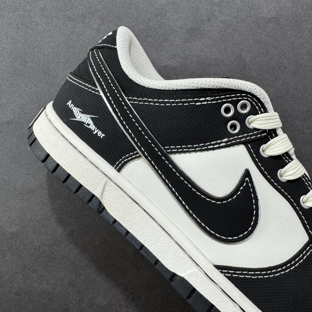 图片[6]-【YC纯原】NK Dunk Low 云绫墨锦 低帮休闲板鞋 BW1220-004 当东方水墨魂注入西式经典廓形，米白腰身呼应古典绢帛，泼洒流云暗纹，黑白哲学永不退潮。看似帆布的触感，实则是顶级皮革的逆向操作，成就当代「以皮作布」绝技，纯黑Swoosh如飞白一笔，足跟处匡威式黑线修饰，是跨越时空的默契。定制系列天花板 无原鞋不开发 全系列得物原鞋一比一校对开发 配色持续更新中 终端对接 优势输出 全套原厂楦头原纸板数据档案倾力打造 原汁原味莞产 极致还原 圈内最强针车工艺 高端零售指定版 广东原厂配套原盒原标 鞋盒分三个尺码段 原厂冲刀 超高清洁度 全鞋零毛边皮料切割 采用原厂百宏鞋带以及原厂百宏织唛舌标 内标可供原厂几率过验 进口原装条纹中底布 四线拉帮白色点胶 原厂拉帮手法遵循公司 原厂电绣 极致还原 尺码：36 36.5 37.5 38 38.5 39 40 40.5 41 42 42.5 43 44 44.5 45 46 编码：HXSB330340-选品中心