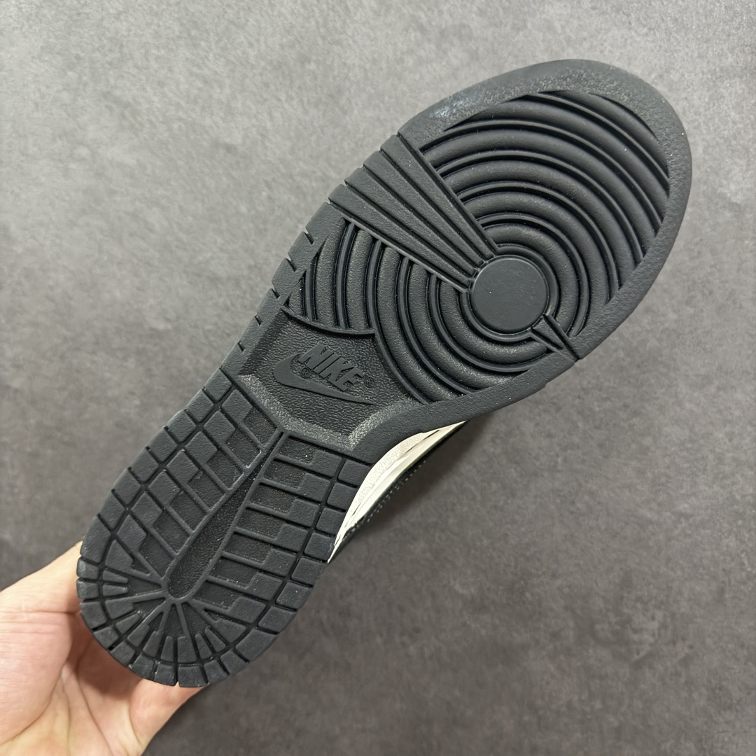 图片[9]-【YC纯原】NK Dunk Low 云绫墨锦 低帮休闲板鞋 BW1220-004 当东方水墨魂注入西式经典廓形，米白腰身呼应古典绢帛，泼洒流云暗纹，黑白哲学永不退潮。看似帆布的触感，实则是顶级皮革的逆向操作，成就当代「以皮作布」绝技，纯黑Swoosh如飞白一笔，足跟处匡威式黑线修饰，是跨越时空的默契。定制系列天花板 无原鞋不开发 全系列得物原鞋一比一校对开发 配色持续更新中 终端对接 优势输出 全套原厂楦头原纸板数据档案倾力打造 原汁原味莞产 极致还原 圈内最强针车工艺 高端零售指定版 广东原厂配套原盒原标 鞋盒分三个尺码段 原厂冲刀 超高清洁度 全鞋零毛边皮料切割 采用原厂百宏鞋带以及原厂百宏织唛舌标 内标可供原厂几率过验 进口原装条纹中底布 四线拉帮白色点胶 原厂拉帮手法遵循公司 原厂电绣 极致还原 尺码：36 36.5 37.5 38 38.5 39 40 40.5 41 42 42.5 43 44 44.5 45 46 编码：HXSB330340-选品中心