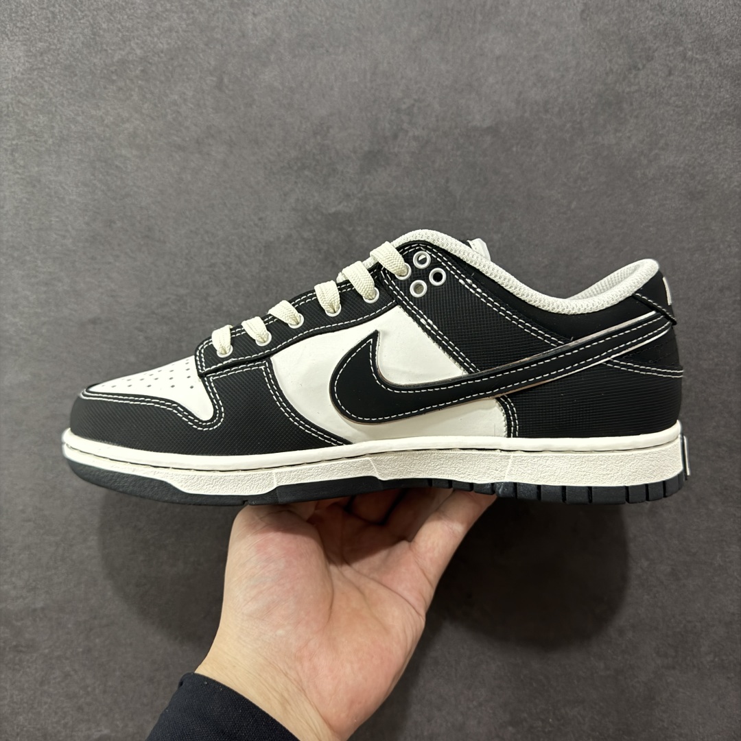 图片[2]-【YC纯原】NK Dunk Low 云绫墨锦 低帮休闲板鞋 BW1220-004 当东方水墨魂注入西式经典廓形，米白腰身呼应古典绢帛，泼洒流云暗纹，黑白哲学永不退潮。看似帆布的触感，实则是顶级皮革的逆向操作，成就当代「以皮作布」绝技，纯黑Swoosh如飞白一笔，足跟处匡威式黑线修饰，是跨越时空的默契。定制系列天花板 无原鞋不开发 全系列得物原鞋一比一校对开发 配色持续更新中 终端对接 优势输出 全套原厂楦头原纸板数据档案倾力打造 原汁原味莞产 极致还原 圈内最强针车工艺 高端零售指定版 广东原厂配套原盒原标 鞋盒分三个尺码段 原厂冲刀 超高清洁度 全鞋零毛边皮料切割 采用原厂百宏鞋带以及原厂百宏织唛舌标 内标可供原厂几率过验 进口原装条纹中底布 四线拉帮白色点胶 原厂拉帮手法遵循公司 原厂电绣 极致还原 尺码：36 36.5 37.5 38 38.5 39 40 40.5 41 42 42.5 43 44 44.5 45 46 编码：HXSB330340-选品中心