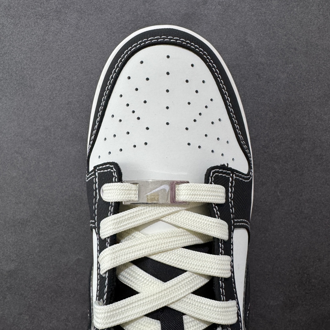 图片[8]-【YC纯原】NK Dunk Low 云绫墨锦 低帮休闲板鞋 BW1220-004 当东方水墨魂注入西式经典廓形，米白腰身呼应古典绢帛，泼洒流云暗纹，黑白哲学永不退潮。看似帆布的触感，实则是顶级皮革的逆向操作，成就当代「以皮作布」绝技，纯黑Swoosh如飞白一笔，足跟处匡威式黑线修饰，是跨越时空的默契。定制系列天花板 无原鞋不开发 全系列得物原鞋一比一校对开发 配色持续更新中 终端对接 优势输出 全套原厂楦头原纸板数据档案倾力打造 原汁原味莞产 极致还原 圈内最强针车工艺 高端零售指定版 广东原厂配套原盒原标 鞋盒分三个尺码段 原厂冲刀 超高清洁度 全鞋零毛边皮料切割 采用原厂百宏鞋带以及原厂百宏织唛舌标 内标可供原厂几率过验 进口原装条纹中底布 四线拉帮白色点胶 原厂拉帮手法遵循公司 原厂电绣 极致还原 尺码：36 36.5 37.5 38 38.5 39 40 40.5 41 42 42.5 43 44 44.5 45 46 编码：HXSB330340-选品中心