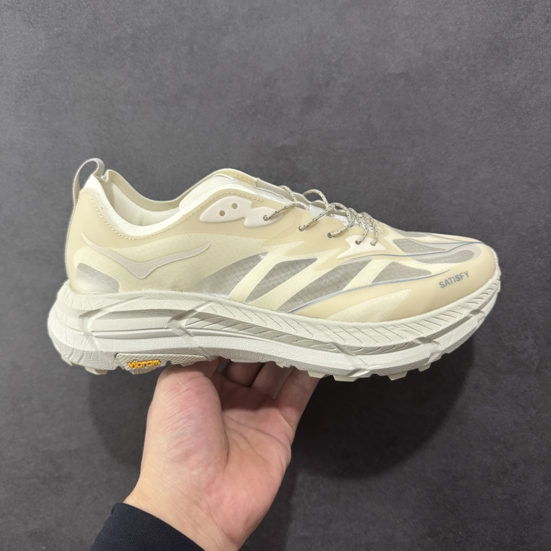 【公司级】Satisfy xHOKA ONE ONE Mafate Speed 4 玛法特4系列低帮厚底轻量户外越野运动慢跑鞋 采用半透明轻量化纱网热熔面料材质 搭载轻量化材料超轻量泡棉中底 外置V版橡胶防滑黄金大底 此球鞋继承了HOKA的经典越野鞋型MAFATE SPEED4的设计 更在此基础上进行了创新和提升 使得它既适合户外越野跑,又充满了时尚潮流的元素。它的半透明鞋面设计 不仅让鞋身看起来更加轻便 而且提供了良好的透气性 而保护性的防撕裂尼龙面料,则确保了在复杂地形中的耐用性。 双层ProFly™中底的 用,是这款鞋的另一个亮点。 VIBRAM MEGAGRIP®及 LITEBASE®大底的搭载,更是让这款鞋在保持高抓地力的 减轻了鞋底的重量 货号: 1157050/BONE 尺码: 36 36.5 37.5 38 38.5 39 40 40.5 41.5 42 42.5 43 44 44.5 45-选品中心