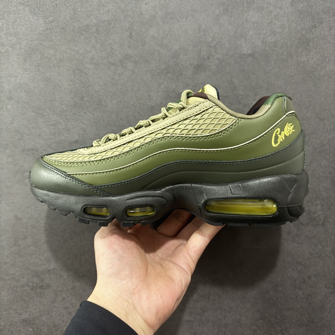 图片[2]-【公司级】Corteiz x NK Air Max 95 联名复古舒适气垫运动鞋 FB2709-300 全部配色 原鞋开发生产 高度还原 一眼ZP既视感 男女鞋真标半码制 原楦原纸版数据开发 环保进口透气牛皮革材质 高弹EVA缓震中底组合开窗式Air气垫装置 外置防滑耐磨橡胶外底❗ 尺码：36 37.5 38 38.5 39 40 40.5 41 42 42.5 43 44 44.5 45 46 47.5-选品中心