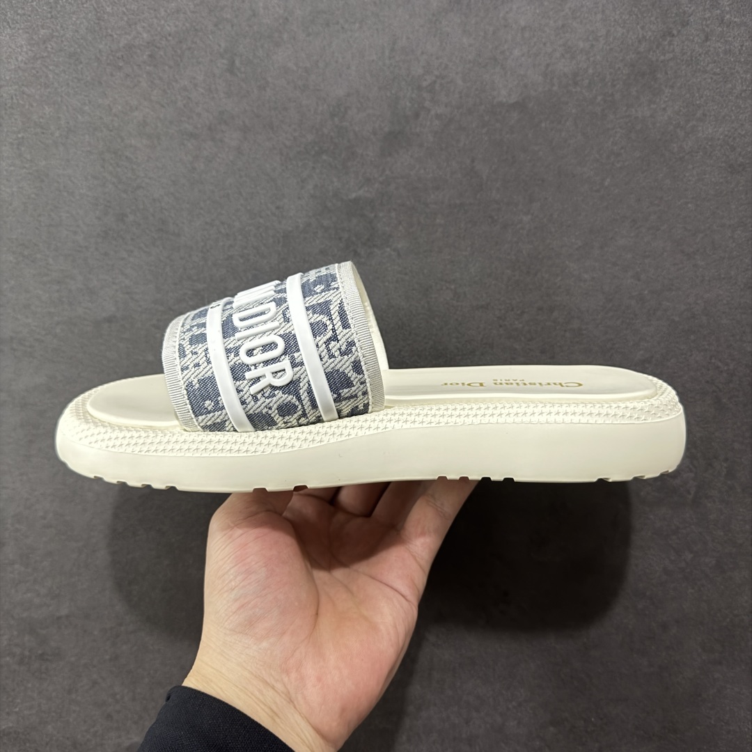 图片[2]-【广东纯原版本】Dior迪奥 最新款 Dioriviera Dway 圆头套穿一字拖鞋 厚底 拖鞋 原版购入开发 做货 这款 Dior H-Town 凉鞋致敬运动风格经典标识，彰显 Dior 的高订精神。采用黑色橡胶精心制作，Oblique 印花鞋面，饰以同色调牛皮革细节提升格调。橡胶鞋底融入多种元素，饰以 Dior 标志更显精致，彰显未来主义风格。可与短裤或牛仔裤搭配穿着，配合送专柜精美包装🛍 尺码：35 36 37 38 39 40 41-选品中心