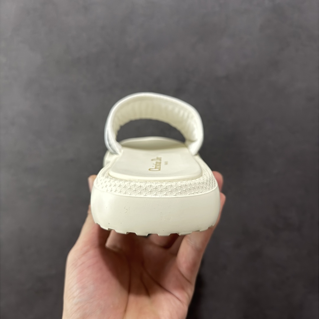 图片[4]-【广东纯原版本】Dior迪奥 最新款 Dioriviera Dway 圆头套穿一字拖鞋 厚底 拖鞋 原版购入开发 做货 这款 Dior H-Town 凉鞋致敬运动风格经典标识，彰显 Dior 的高订精神。采用黑色橡胶精心制作，Oblique 印花鞋面，饰以同色调牛皮革细节提升格调。橡胶鞋底融入多种元素，饰以 Dior 标志更显精致，彰显未来主义风格。可与短裤或牛仔裤搭配穿着，配合送专柜精美包装🛍 尺码：35 36 37 38 39 40 41-选品中心