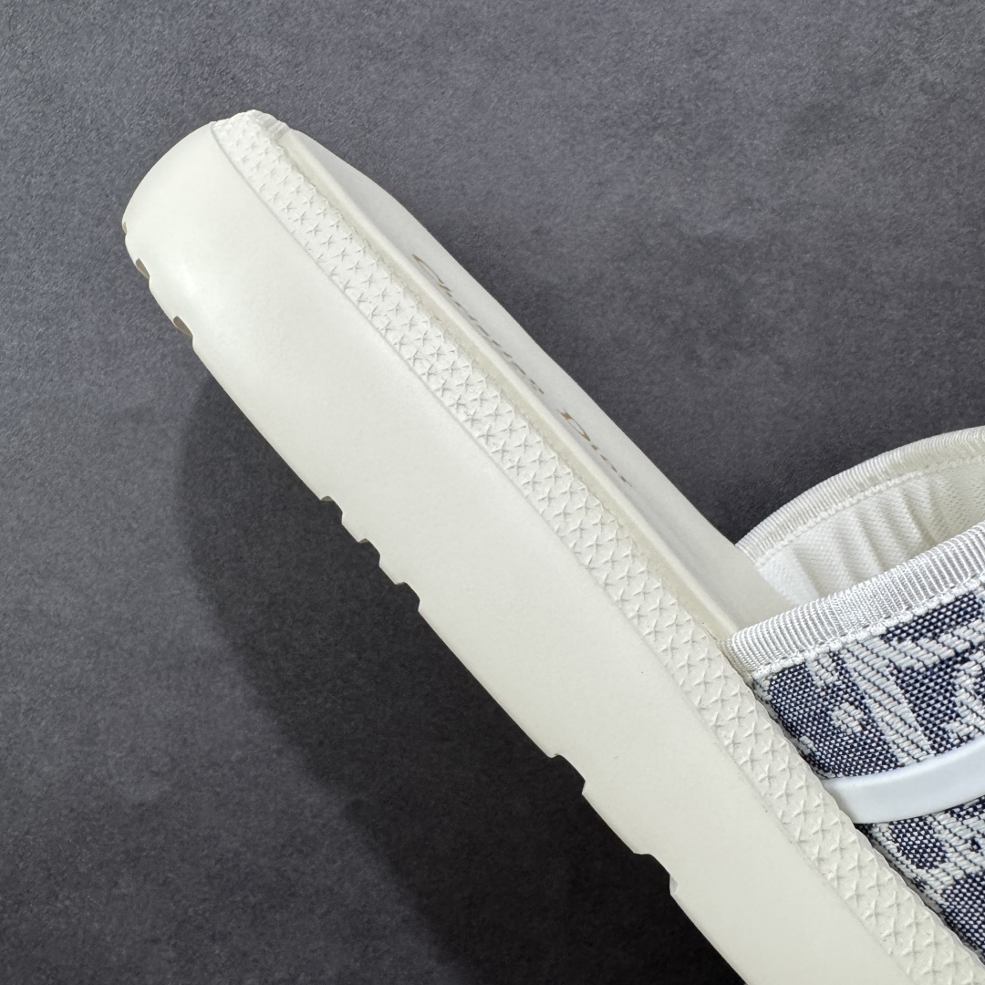 图片[6]-【广东纯原版本】Dior迪奥 最新款 Dioriviera Dway 圆头套穿一字拖鞋 厚底 拖鞋 原版购入开发 做货 这款 Dior H-Town 凉鞋致敬运动风格经典标识，彰显 Dior 的高订精神。采用黑色橡胶精心制作，Oblique 印花鞋面，饰以同色调牛皮革细节提升格调。橡胶鞋底融入多种元素，饰以 Dior 标志更显精致，彰显未来主义风格。可与短裤或牛仔裤搭配穿着，配合送专柜精美包装🛍 尺码：35 36 37 38 39 40 41-选品中心