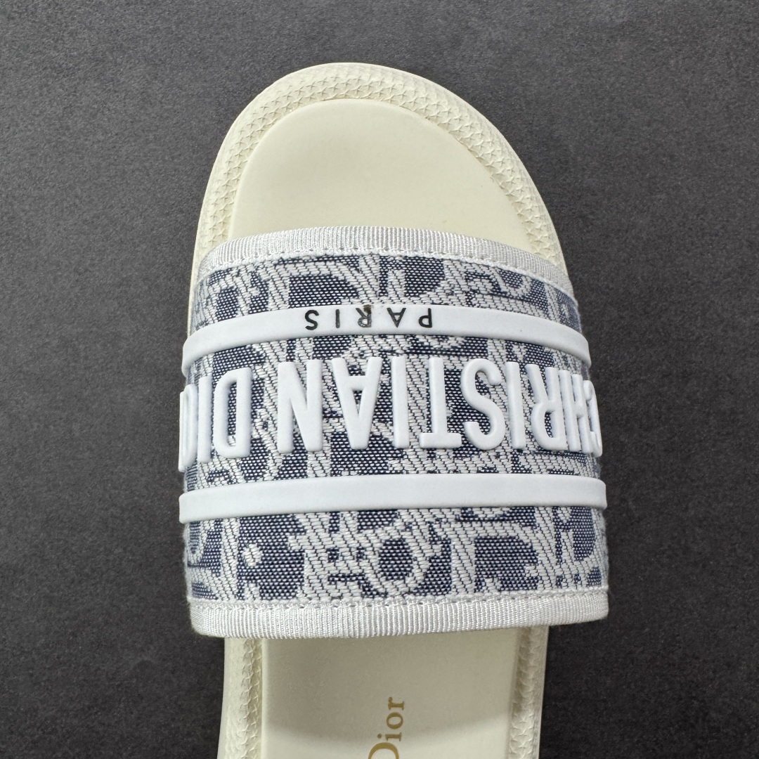 图片[8]-【广东纯原版本】Dior迪奥 最新款 Dioriviera Dway 圆头套穿一字拖鞋 厚底 拖鞋 原版购入开发 做货 这款 Dior H-Town 凉鞋致敬运动风格经典标识，彰显 Dior 的高订精神。采用黑色橡胶精心制作，Oblique 印花鞋面，饰以同色调牛皮革细节提升格调。橡胶鞋底融入多种元素，饰以 Dior 标志更显精致，彰显未来主义风格。可与短裤或牛仔裤搭配穿着，配合送专柜精美包装🛍 尺码：35 36 37 38 39 40 41-选品中心