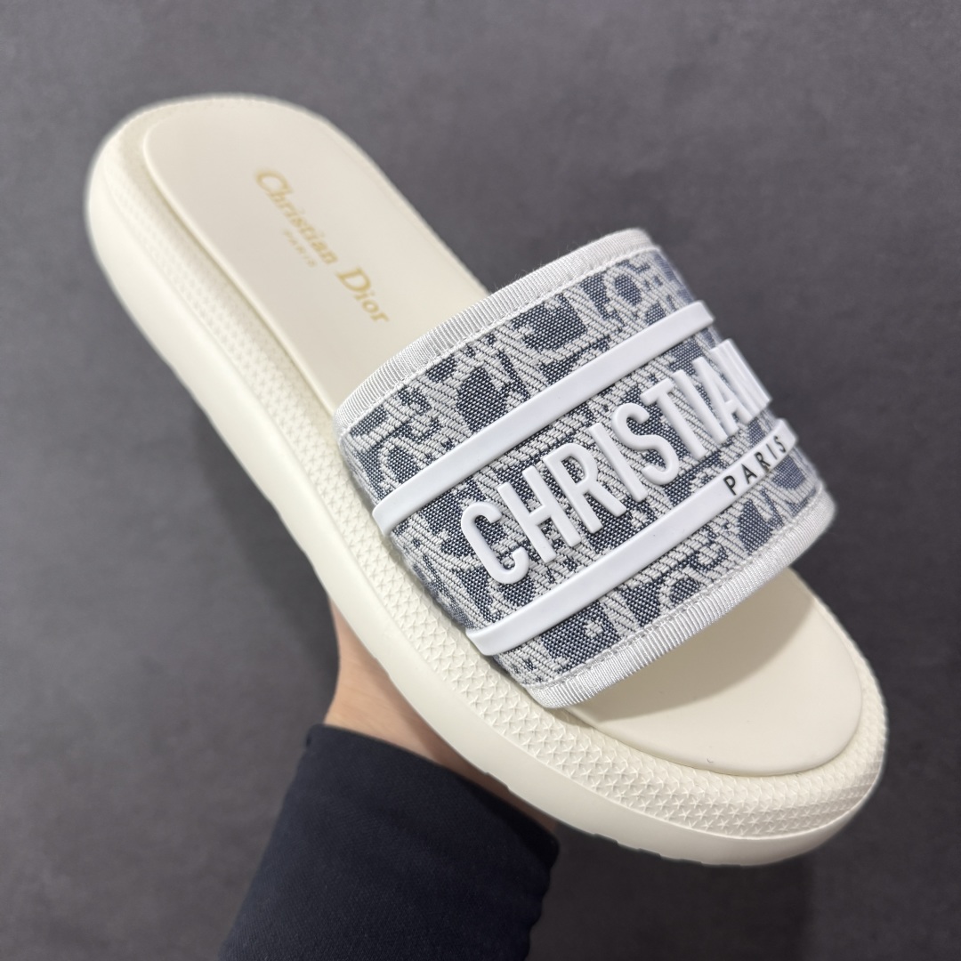 图片[3]-【广东纯原版本】Dior迪奥 最新款 Dioriviera Dway 圆头套穿一字拖鞋 厚底 拖鞋 原版购入开发 做货 这款 Dior H-Town 凉鞋致敬运动风格经典标识，彰显 Dior 的高订精神。采用黑色橡胶精心制作，Oblique 印花鞋面，饰以同色调牛皮革细节提升格调。橡胶鞋底融入多种元素，饰以 Dior 标志更显精致，彰显未来主义风格。可与短裤或牛仔裤搭配穿着，配合送专柜精美包装🛍 尺码：35 36 37 38 39 40 41-选品中心