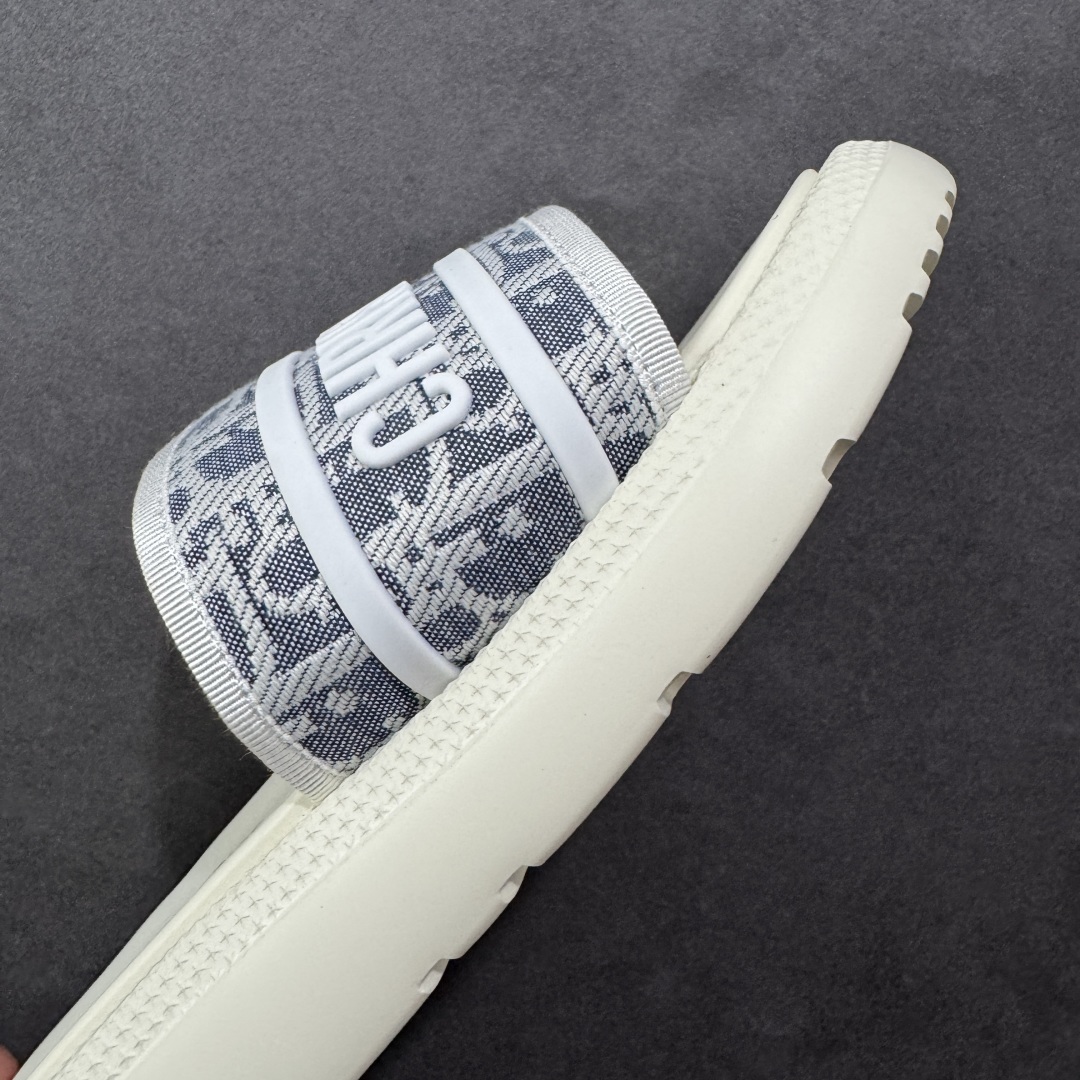 图片[5]-【广东纯原版本】Dior迪奥 最新款 Dioriviera Dway 圆头套穿一字拖鞋 厚底 拖鞋 原版购入开发 做货 这款 Dior H-Town 凉鞋致敬运动风格经典标识，彰显 Dior 的高订精神。采用黑色橡胶精心制作，Oblique 印花鞋面，饰以同色调牛皮革细节提升格调。橡胶鞋底融入多种元素，饰以 Dior 标志更显精致，彰显未来主义风格。可与短裤或牛仔裤搭配穿着，配合送专柜精美包装🛍 尺码：35 36 37 38 39 40 41-选品中心