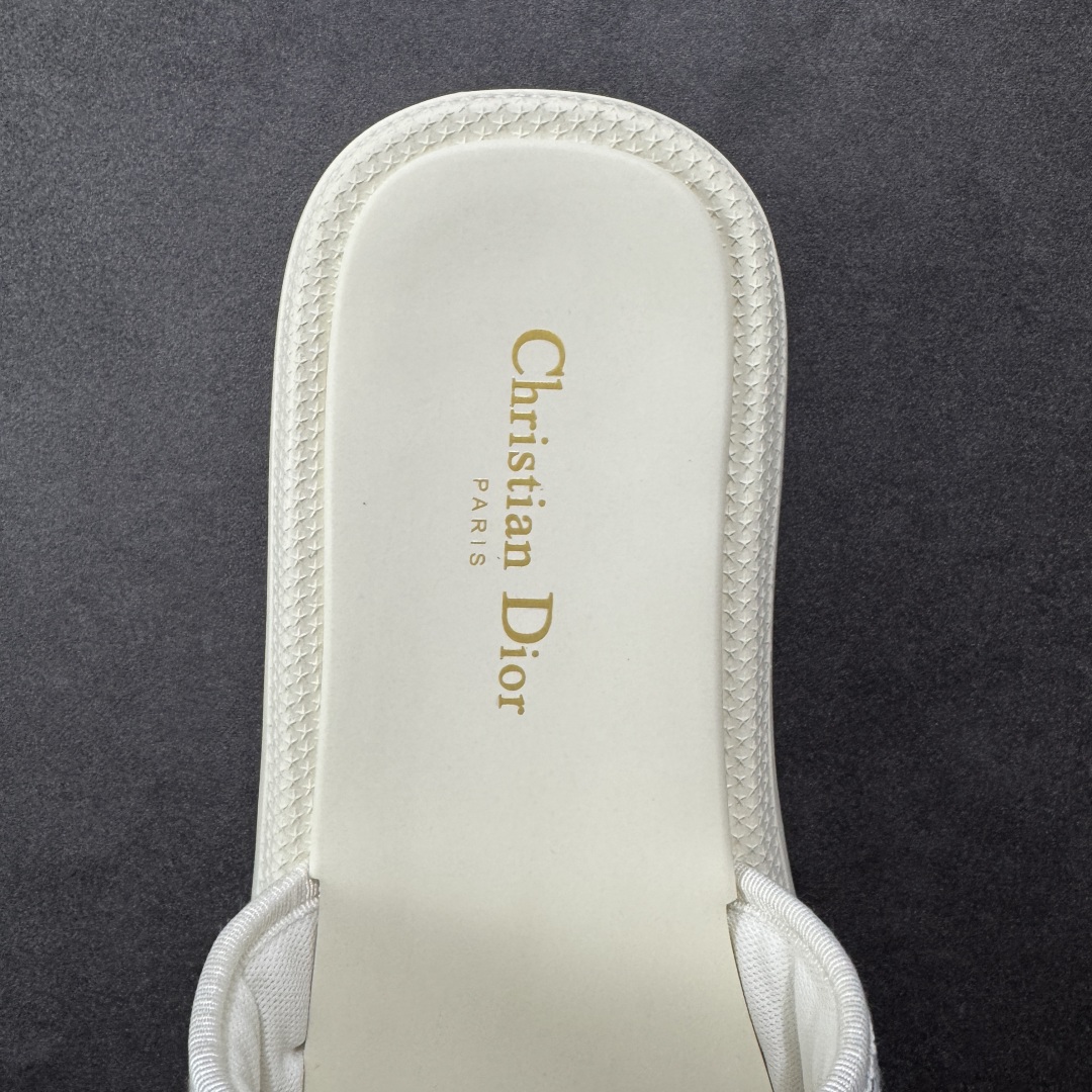 图片[7]-【广东纯原版本】Dior迪奥 最新款 Dioriviera Dway 圆头套穿一字拖鞋 厚底 拖鞋 原版购入开发 做货 这款 Dior H-Town 凉鞋致敬运动风格经典标识，彰显 Dior 的高订精神。采用黑色橡胶精心制作，Oblique 印花鞋面，饰以同色调牛皮革细节提升格调。橡胶鞋底融入多种元素，饰以 Dior 标志更显精致，彰显未来主义风格。可与短裤或牛仔裤搭配穿着，配合送专柜精美包装🛍 尺码：35 36 37 38 39 40 41-选品中心