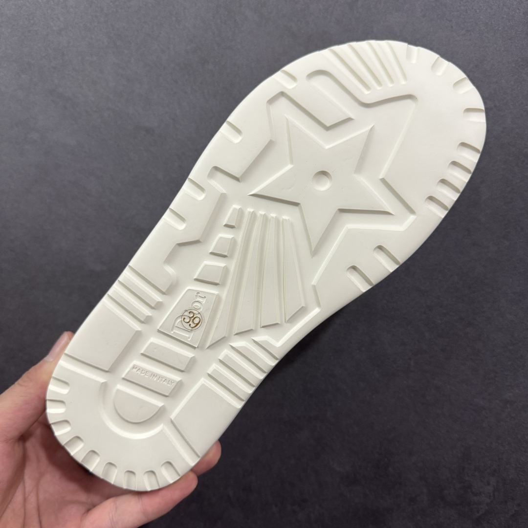 图片[9]-【广东纯原版本】Dior迪奥 最新款 Dioriviera Dway 圆头套穿一字拖鞋 厚底 拖鞋 原版购入开发 做货 这款 Dior H-Town 凉鞋致敬运动风格经典标识，彰显 Dior 的高订精神。采用黑色橡胶精心制作，Oblique 印花鞋面，饰以同色调牛皮革细节提升格调。橡胶鞋底融入多种元素，饰以 Dior 标志更显精致，彰显未来主义风格。可与短裤或牛仔裤搭配穿着，配合送专柜精美包装🛍 尺码：35 36 37 38 39 40 41-选品中心