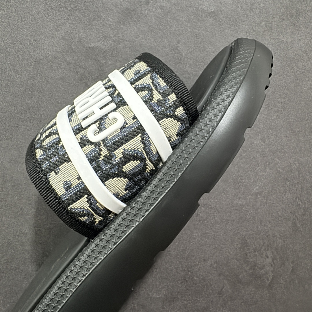 图片[5]-【广东纯原版本】Dior迪奥 最新款 Dioriviera Dway 圆头套穿一字拖鞋 厚底 拖鞋 原版购入开发 做货 这款 Dior H-Town 凉鞋致敬运动风格经典标识，彰显 Dior 的高订精神。采用黑色橡胶精心制作，Oblique 印花鞋面，饰以同色调牛皮革细节提升格调。橡胶鞋底融入多种元素，饰以 Dior 标志更显精致，彰显未来主义风格。可与短裤或牛仔裤搭配穿着，配合送专柜精美包装🛍 尺码：35 36 37 38 39 40 41-选品中心