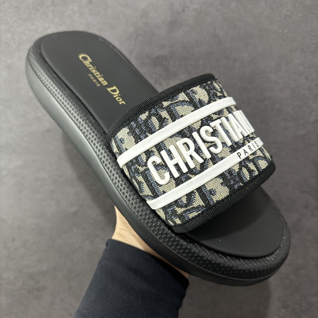 图片[3]-【广东纯原版本】Dior迪奥 最新款 Dioriviera Dway 圆头套穿一字拖鞋 厚底 拖鞋 原版购入开发 做货 这款 Dior H-Town 凉鞋致敬运动风格经典标识，彰显 Dior 的高订精神。采用黑色橡胶精心制作，Oblique 印花鞋面，饰以同色调牛皮革细节提升格调。橡胶鞋底融入多种元素，饰以 Dior 标志更显精致，彰显未来主义风格。可与短裤或牛仔裤搭配穿着，配合送专柜精美包装🛍 尺码：35 36 37 38 39 40 41-选品中心