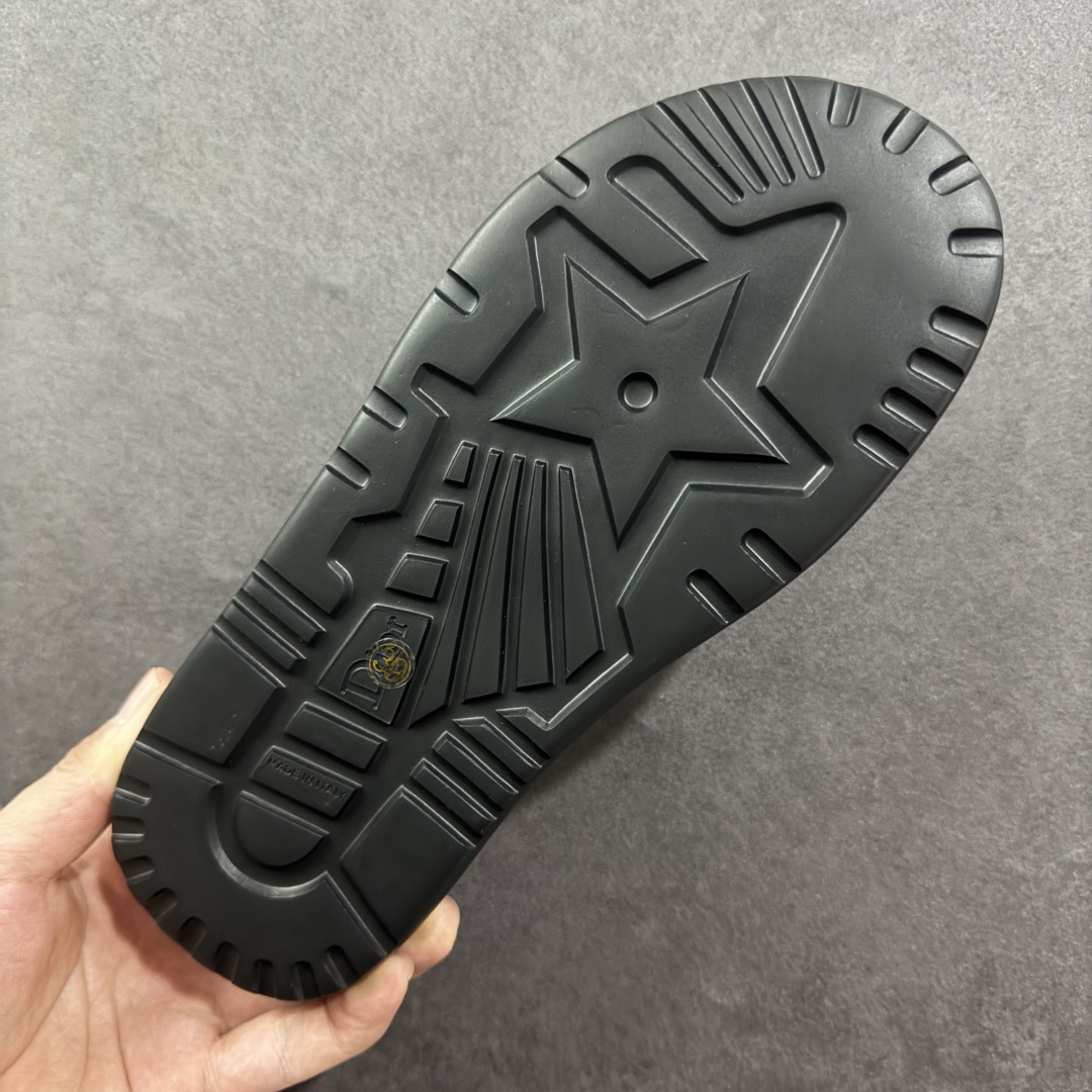 图片[9]-【广东纯原版本】Dior迪奥 最新款 Dioriviera Dway 圆头套穿一字拖鞋 厚底 拖鞋 原版购入开发 做货 这款 Dior H-Town 凉鞋致敬运动风格经典标识，彰显 Dior 的高订精神。采用黑色橡胶精心制作，Oblique 印花鞋面，饰以同色调牛皮革细节提升格调。橡胶鞋底融入多种元素，饰以 Dior 标志更显精致，彰显未来主义风格。可与短裤或牛仔裤搭配穿着，配合送专柜精美包装🛍 尺码：35 36 37 38 39 40 41-选品中心